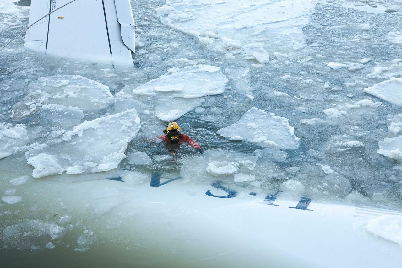 Figurative Photograph Stephen Mallon - "Diver in Icy Water" - Édition de 5 exemplaires  30 po. (x45 po.) phototgrapah en édition limitée