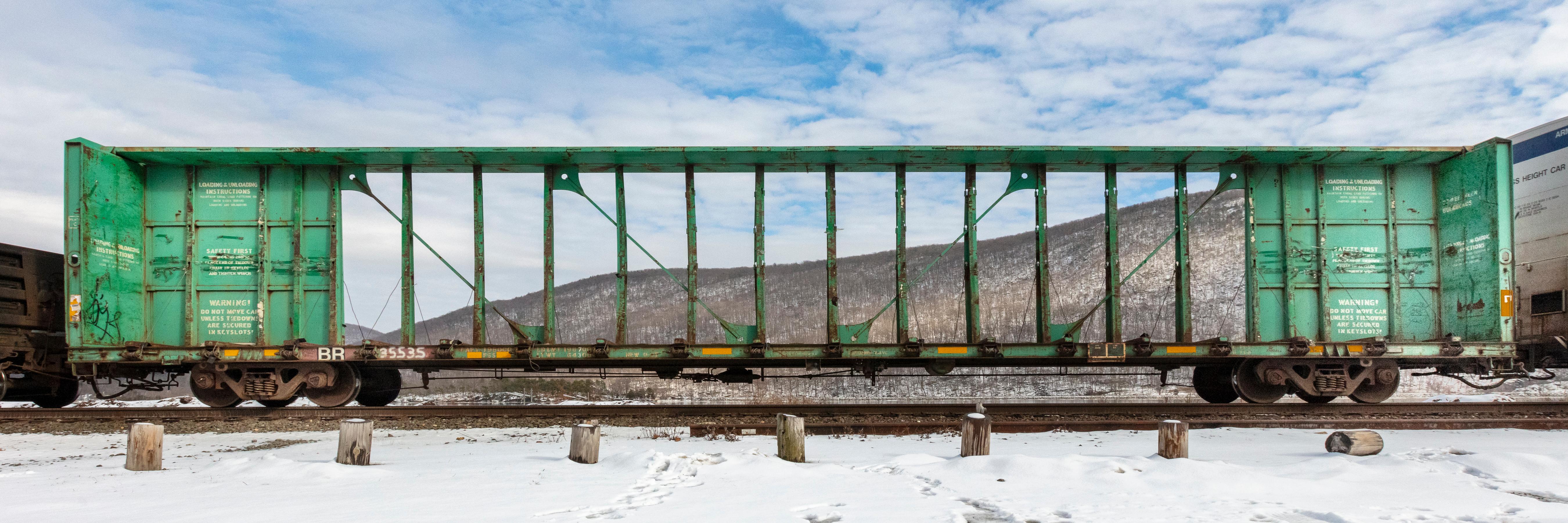 Landscape Photograph Stephen Mallon - Passing Freight - Photographie couleur contemporaine « BR 35535 » de la série des trains de marchandises