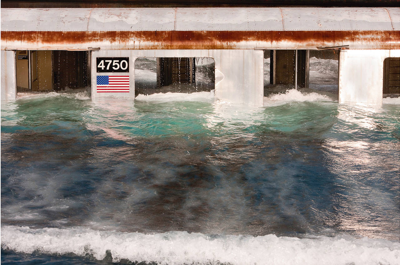 Stephen Mallon Color Photograph – Großformatige gerahmte Fotografie „Pool“, Reefing of NYC Subway: amerikanische Wasserlandschaft