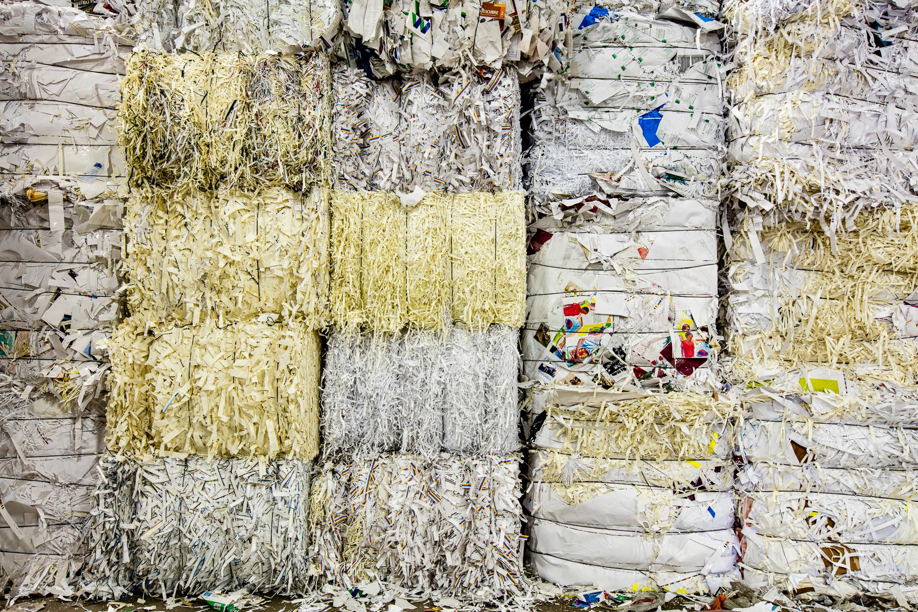 Stephen Mallon Landscape Photograph – ""Printer's Mix III"" Geometrische abstrakte großformatige Fotografie aus recyceltem Papier