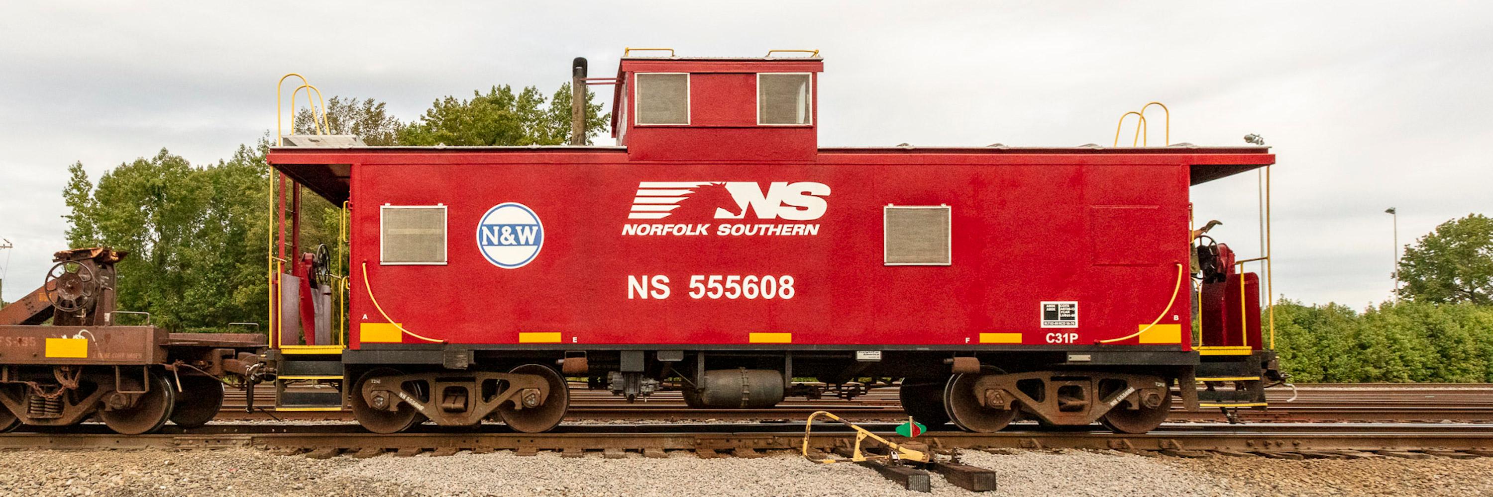 Stephen Mallon Color Photograph – Roter Caboose, zeitgenössische Farbfotografie „NS 555608 Caboose“, limitierte Auflage