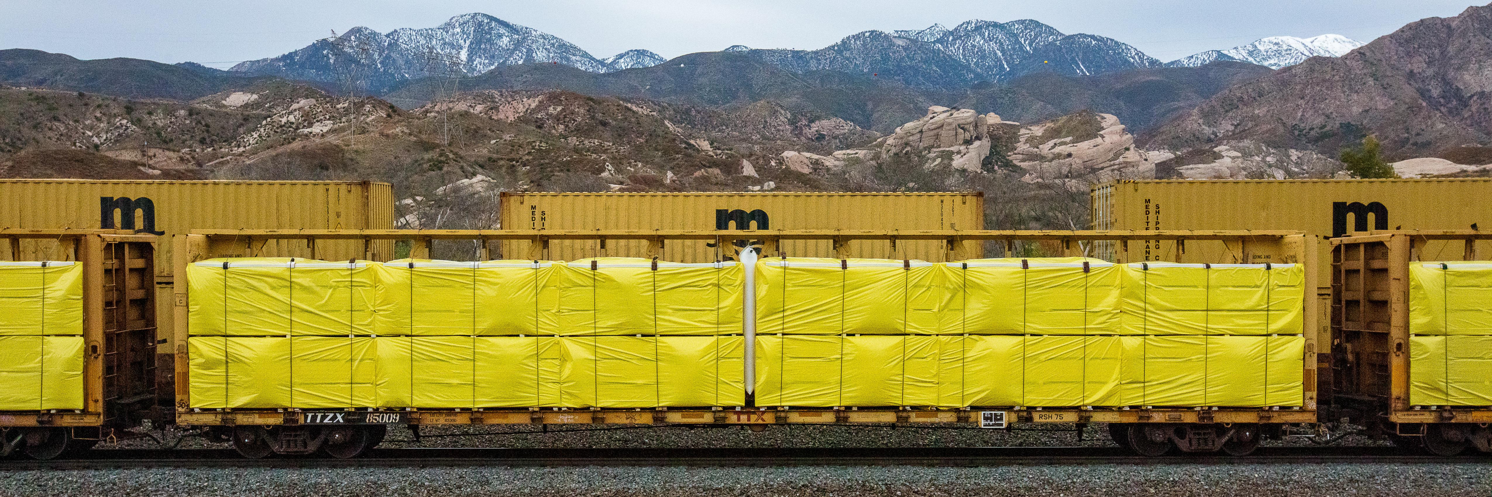 Color Photograph de Stephen Mallon - "TTZX 85009" Fotografía de edición limitada de 20 "x60" (tren de mercancías en paisaje)
