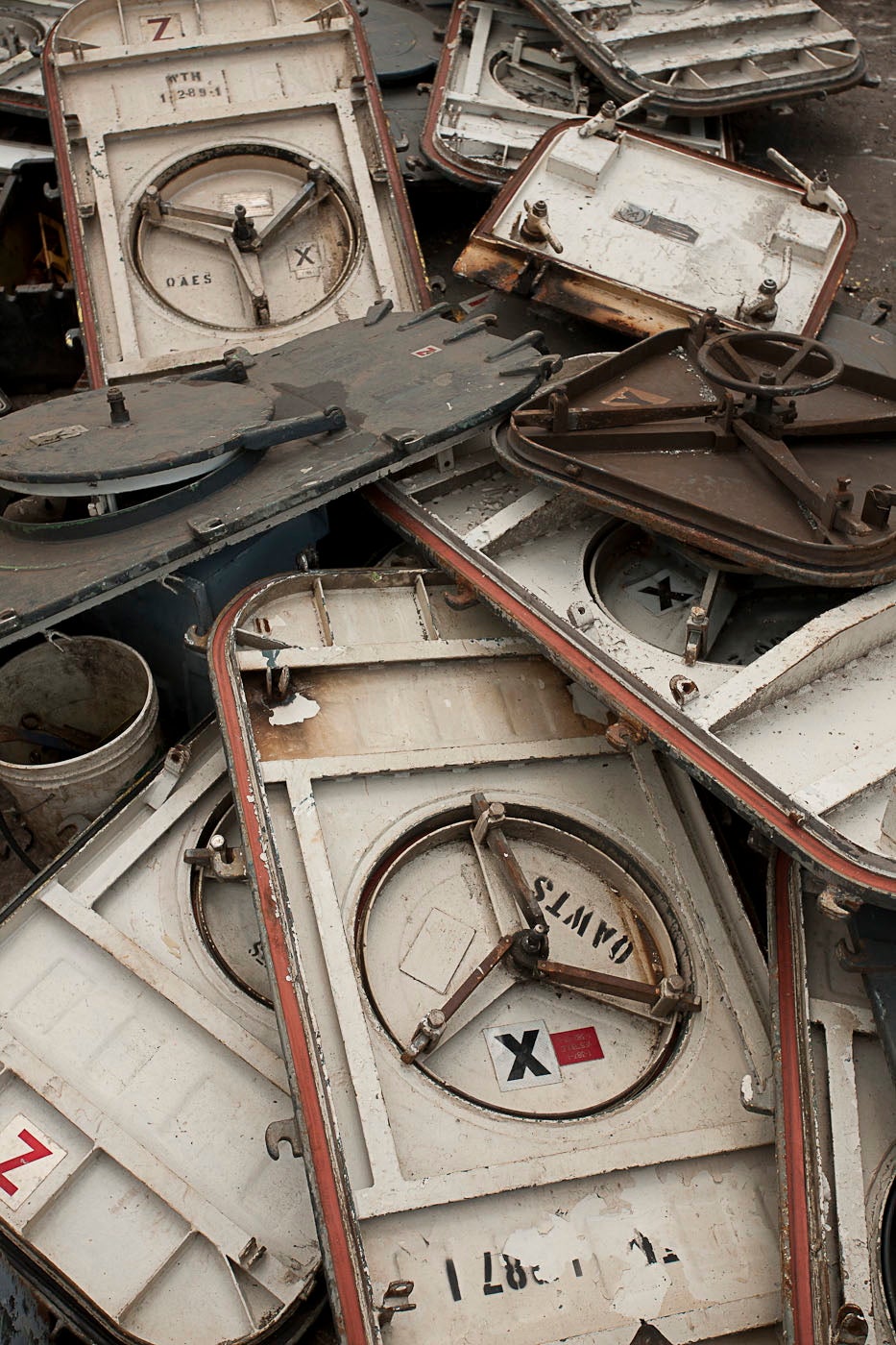 « Waterertight Hatches » - Couleur maritime à grande échelle  Photographie d'art