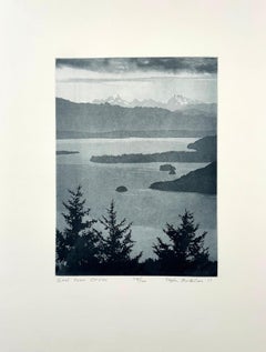 „East From Orcas Island“ – Radierung, signierter Landschaftsdruck, 12 x 8,5 Zoll