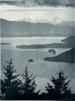 „East From Orcas Island“ – Radierung, signierter Landschaftsdruck, 12 x 8,5 Zoll