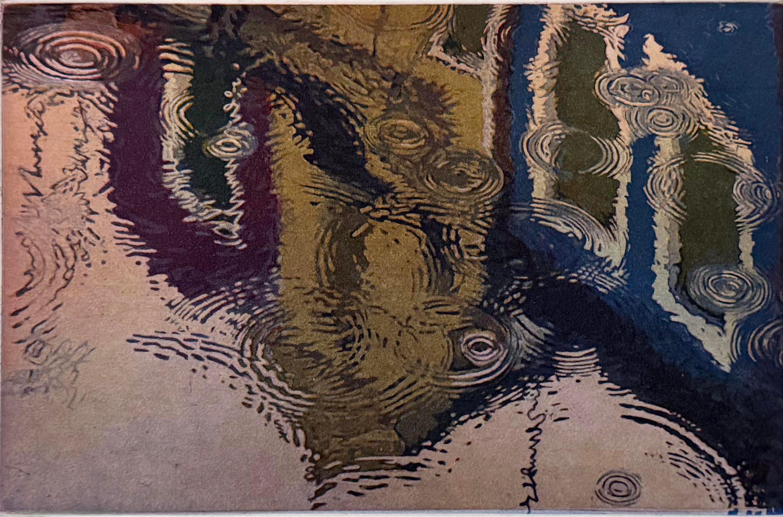 Esta pieza de 3 láminas en color capta maravillosamente la delicada interacción de las gotas de lluvia ondulando sobre las superficies del agua, dando lugar a reflejos abstractos que evocan tanto el movimiento como la tranquilidad. El hábil uso que
