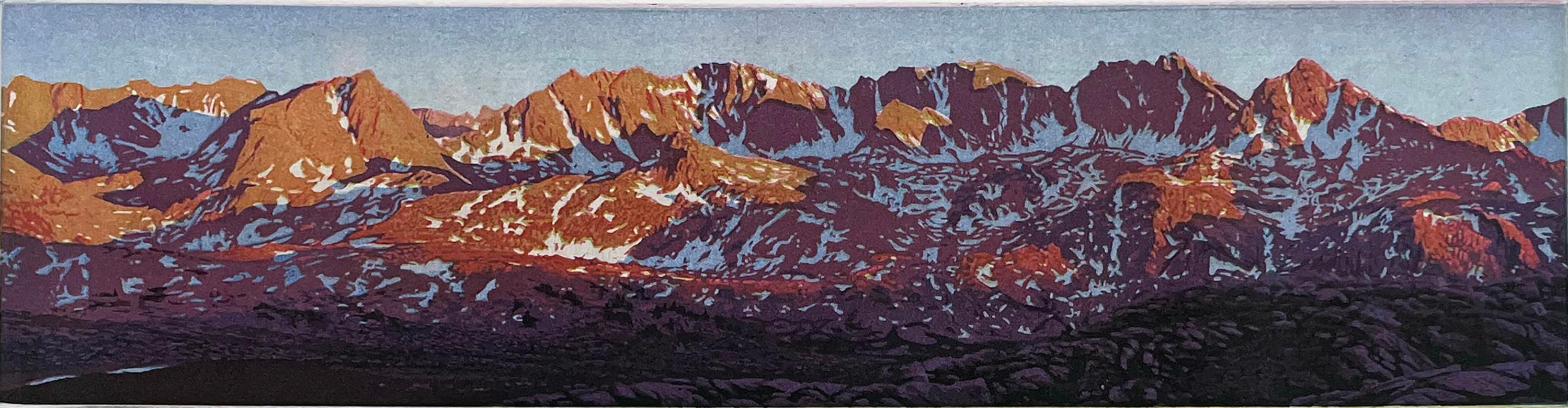 Signiert, betitelt und nummeriert vom Künstler.
Bildgröße: 4 x 16 Zoll

Glacier Divide von Humphreys Basin, John Muir Wilderness, Kalifornien. Sonnenlicht auf schneebedeckten Bergkämmen an der Pazifikküste. Signierte und nummerierte Radierung und
