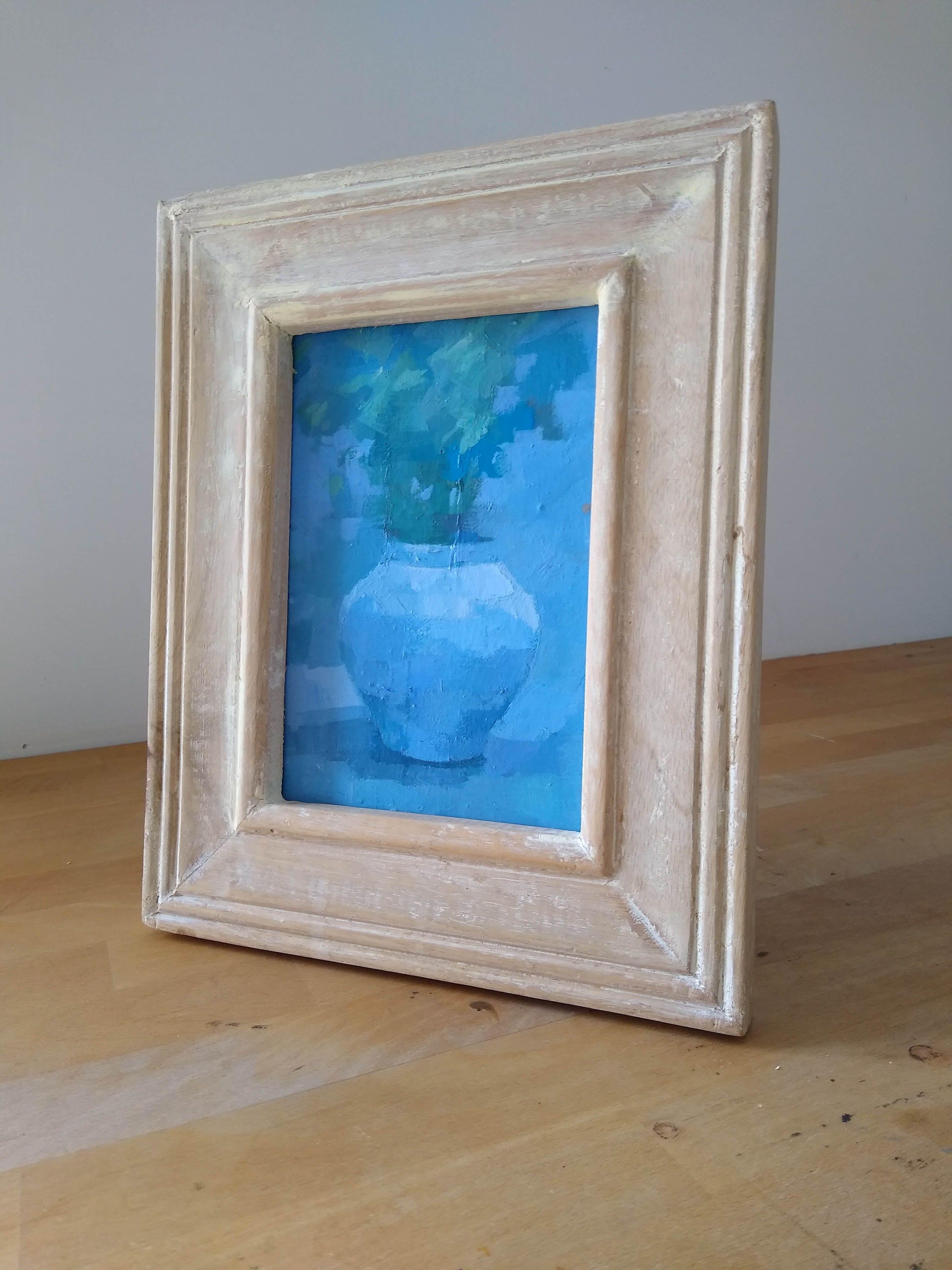 Il s'agit d'une petite peinture originale d'une clématite dans un vase bleu.    L'œuvre est peinte sur un panneau de bois et est encadrée dans un cadre en bois de style vieilli, comme sur la photo. Il est muni d'une corde pour être accroché au mur,