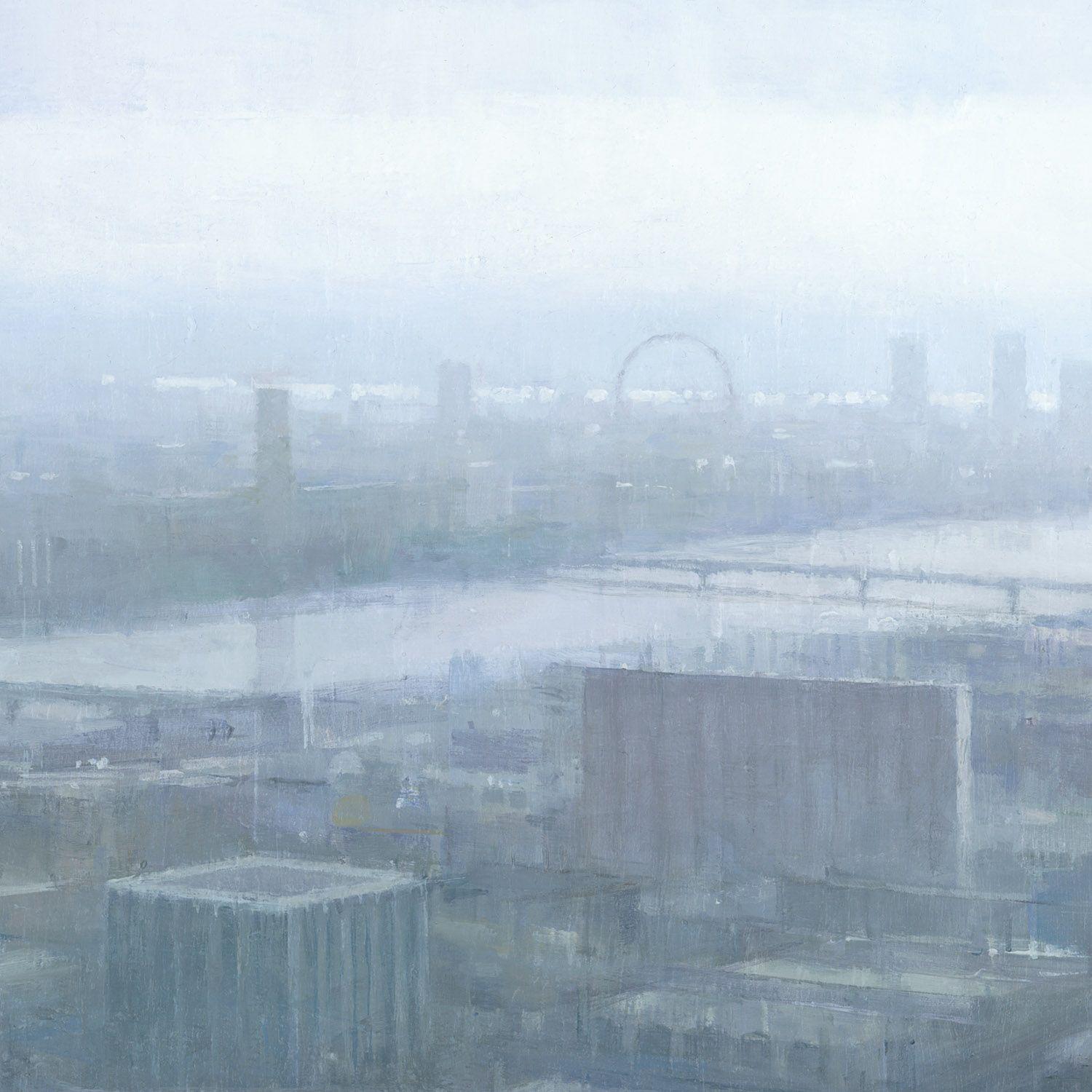 Il s'agit d'une peinture originale d'un paysage urbain londonien, capturant la ligne d'horizon de Londres par une journée brumeuse et atmosphérique. On y voit la Tamise, la Tate Modern et le London Eye au loin. Peint dans une palette de bleus, de