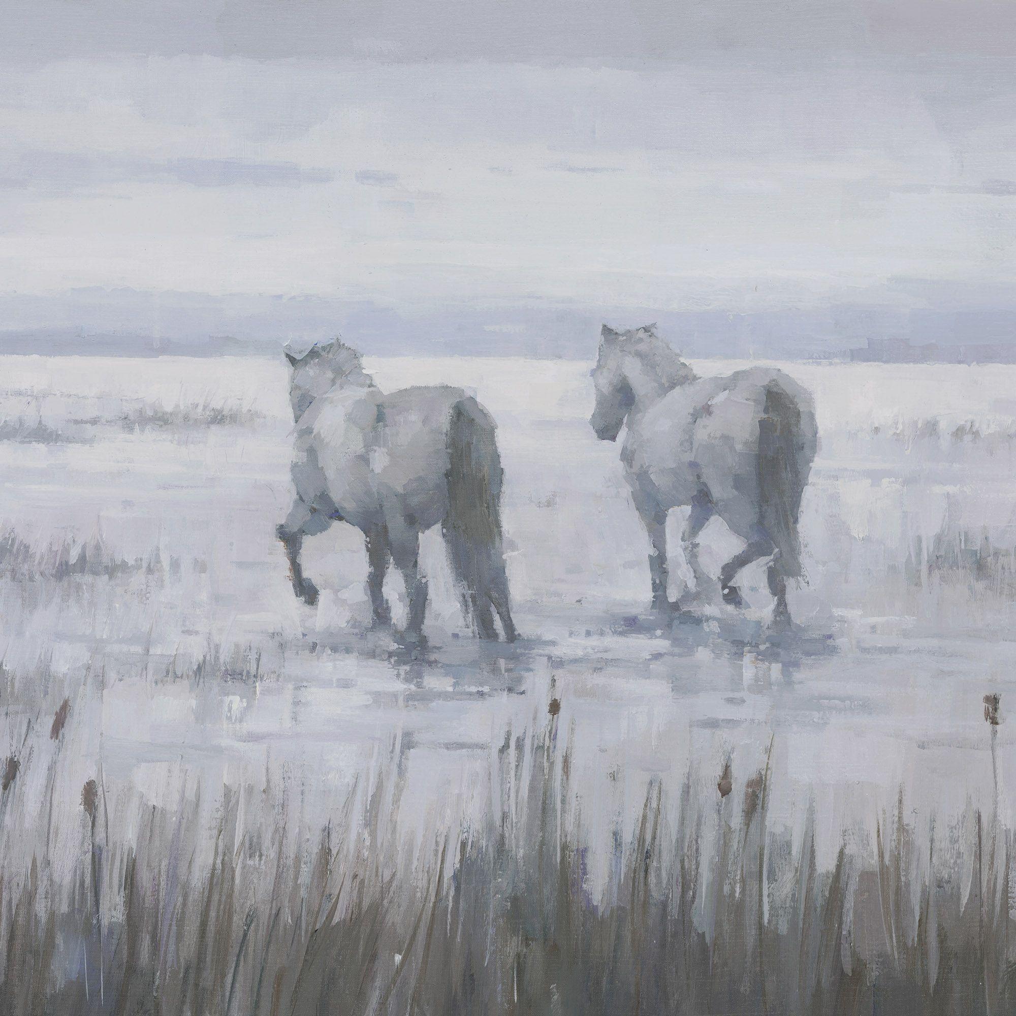 Dieses Originalgemälde zeigt zwei weiße Pferde in den Sümpfen der Camargue in Frankreich, die gelassen am Wasser entlang schlendern. Ich habe versucht, die spirituelle Atmosphäre der sumpfigen Landschaft einzufangen.    Aufgrund der Größe des