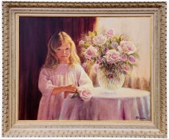 Giovane ragazza in abito rosa appoggiata a un tavolo con un vaso di rose rosa, inglese