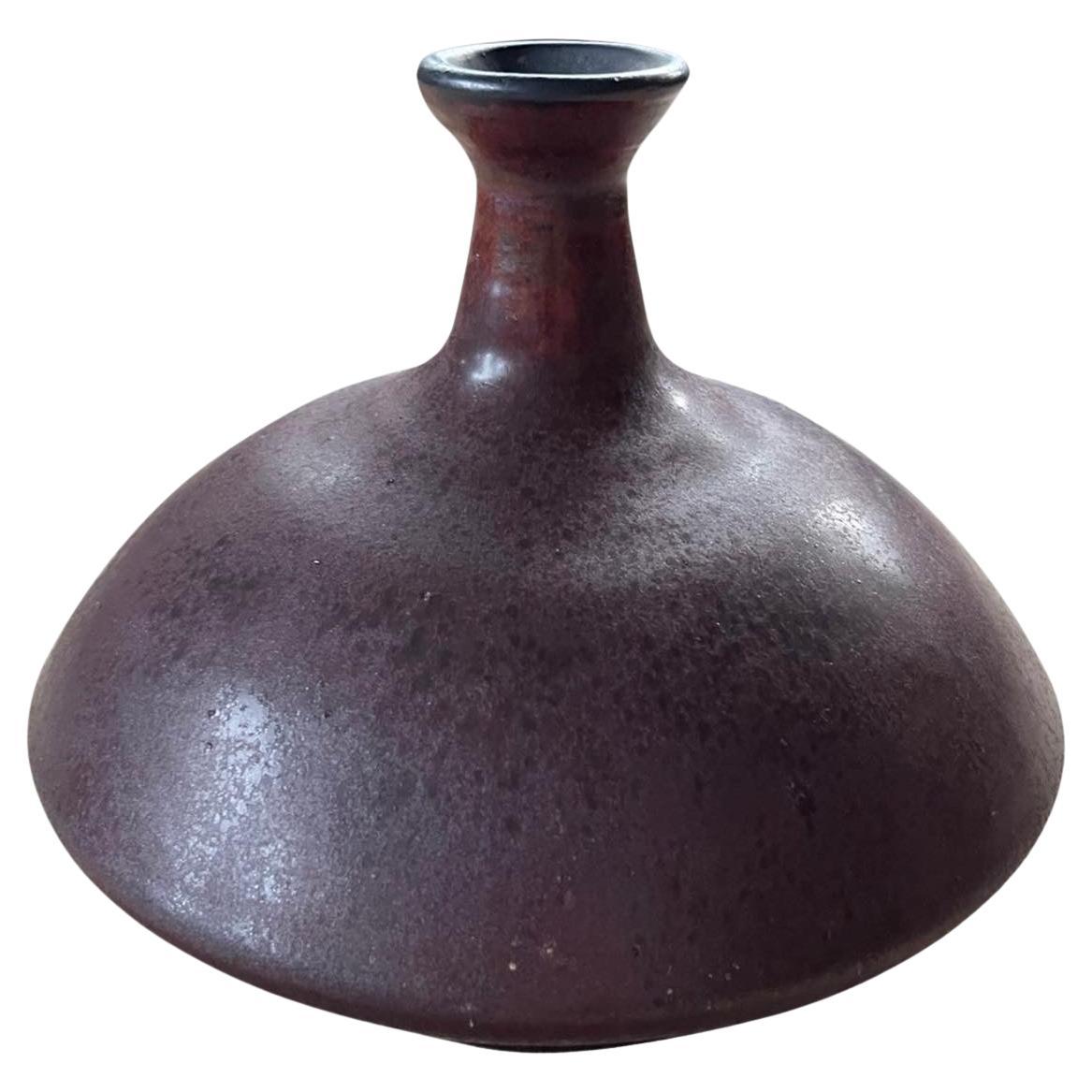 Eine schöne handgedrehte Vase/Gefäß des bekannten Keramikkünstlers Stephen Polchert (1920-2008). Polchert besuchte in den 1950er Jahren die Cranbrook Academy und war ein Assistent und Freund von Maija Grotell.