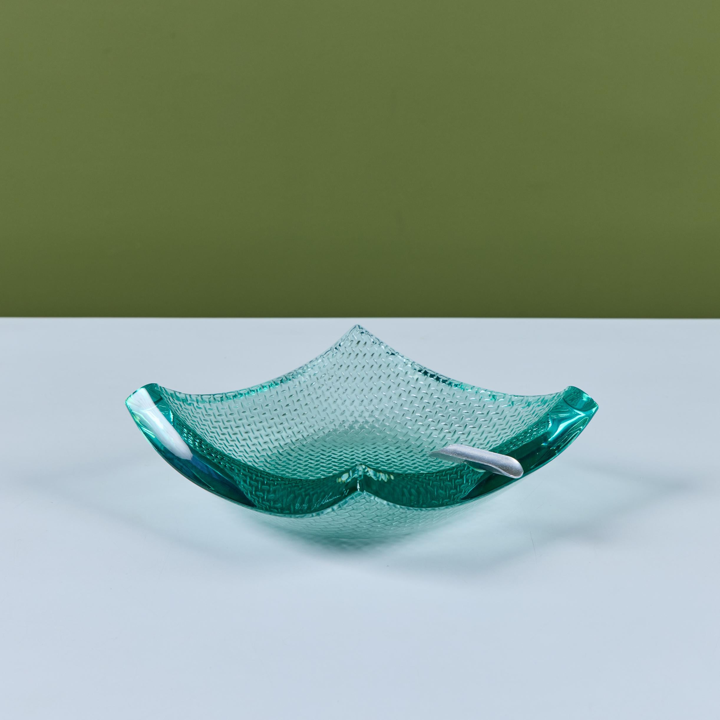 Posacenere in vetro spesso e strutturato di Stephen Schlanser, c.1996, USA. Questo pezzo presenta un profondo pozzo con vetro testurizzato e una fessura in metallo su un lato per collocare una sigaretta o un altro accessorio per fumare.  Firmato