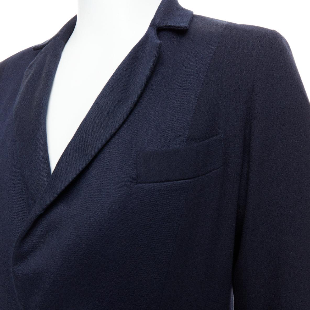 Stephens Schneider blazer navy in tessuto multi-tasche morbido e boxy Sz2 S
Riferimento: PRWU/A00133
Marchio: Stephen Schneider
Materiale: Tessuto
Colore: Marina Militare
Modello: Tinta unita
Chiusura: bottone
Fodera: Cotone nero
Dettagli extra: Pad