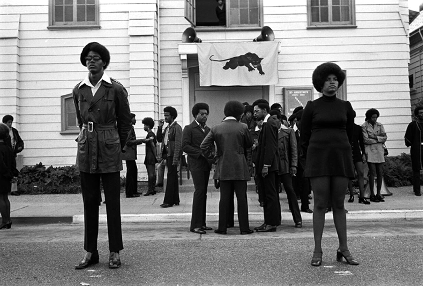 Le portefeuille The Black Panthers - Noir Black and White Photograph par Stephen Shames