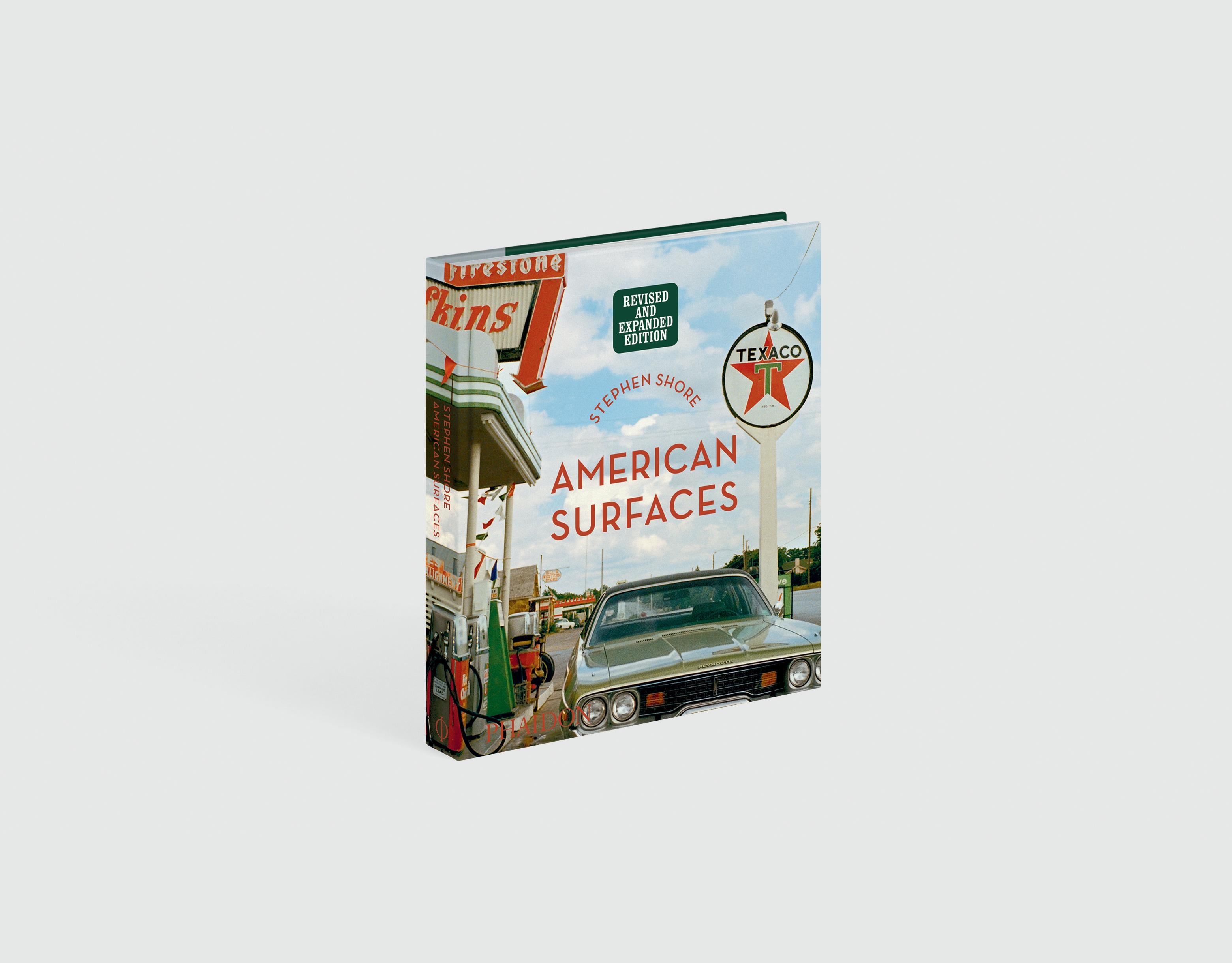 Eine aktualisierte Ausgabe von Shores bahnbrechendem Buch, jetzt mit bisher unveröffentlichten Fotos und einer neuen Einleitung

Stephen Shores Bilder von seinen Reisen durch Amerika in den Jahren 1972-1973 gelten als Maßstab für die Dokumentation