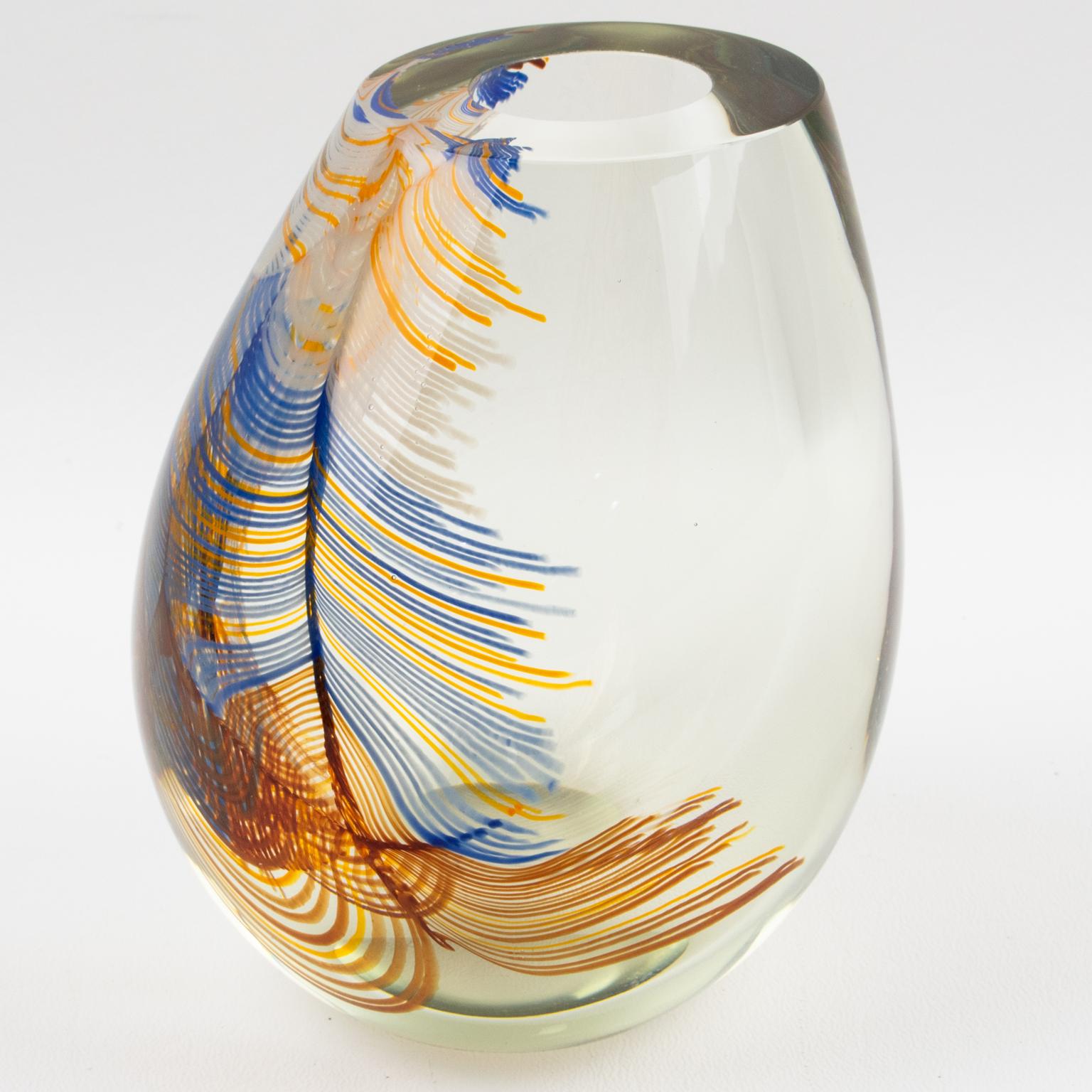 Fascinant vase en verre d'art moderne soufflé à la bouche par Stephen Stephens, Californie 1979. Ce magnifique verre fait à la main est unique par rapport à tout ce qui a été créé dans son Studio.
Ce vase présente une forme sculpturale bulbeuse,