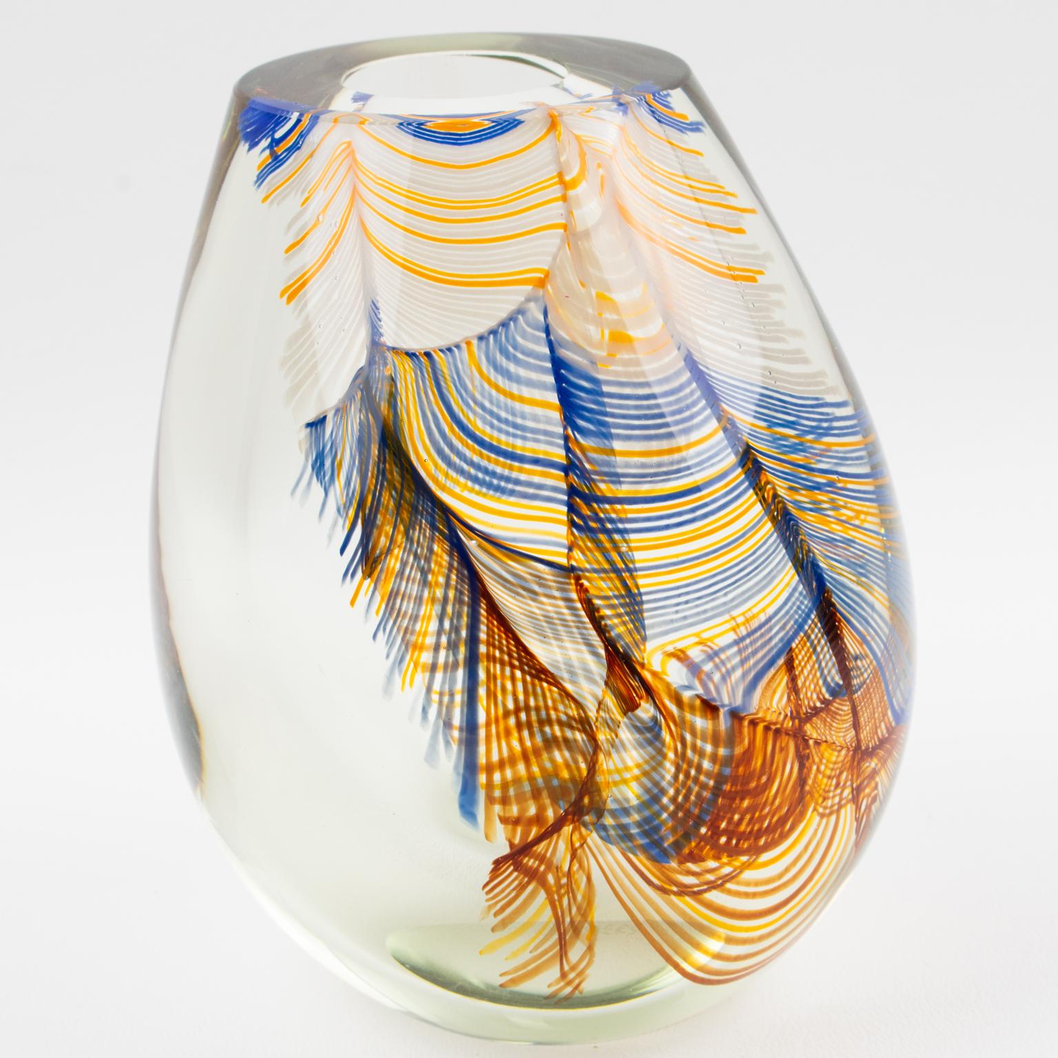 Questo affascinante vaso in vetro artistico moderno soffiato a mano di Stephen Smyers è stato creato in California nel 1970. Si tratta di un pezzo raro, realizzato con un vetro fatto a mano, unico nel suo genere e prodotto nello studio A Studio.