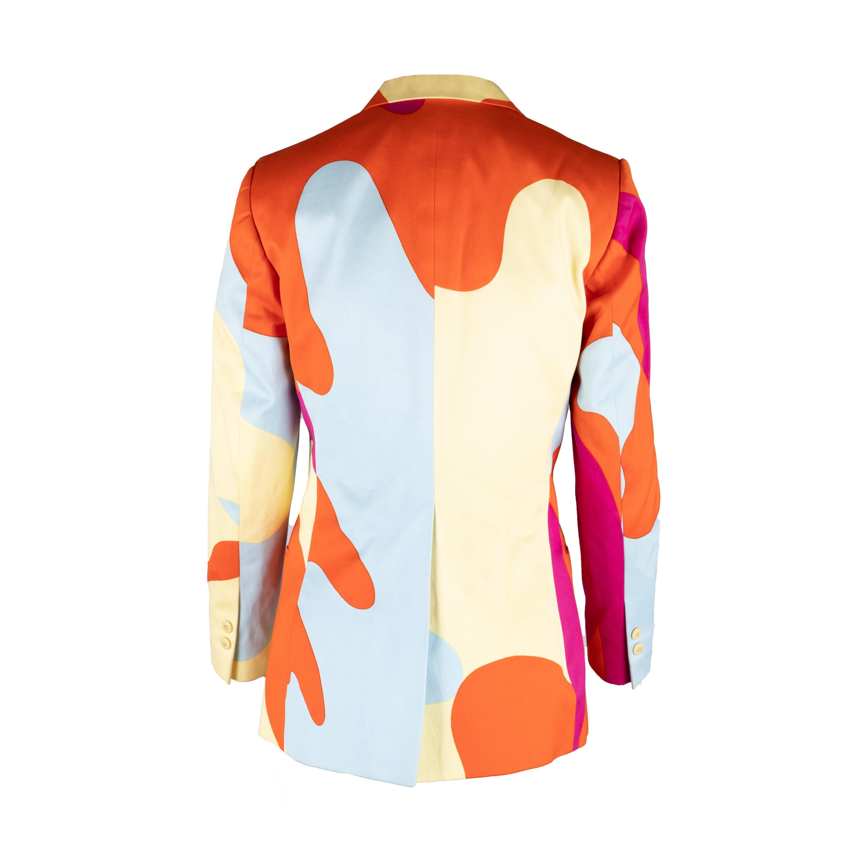 Diese Vintage Stephen Sprouse x Andy Warhol 1987 Camouflage Jacket ist eine einzigartige Jacke, die von Andy Warhol American entworfen wurde. Reverskragen und Brusttasche sorgen für klassischen Stil, während zwei Knöpfe auf der Vorderseite den Look