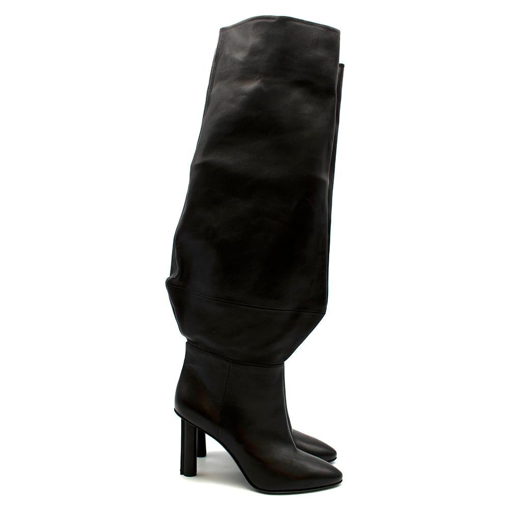 Stephen Venezia Schwarzer Leder Stiletto Kniestiefel

- Knielange Stiefel aus weichem Leder 
- Stilettoabsatz
- Stiefel im Schlabberlook 
- Überziehen

MATERIALIEN:
Hauptteil - 100% Kalbsleder 

Hergestellt in Italien 

Absatzhöhe - 82mm
Stiefelhöhe