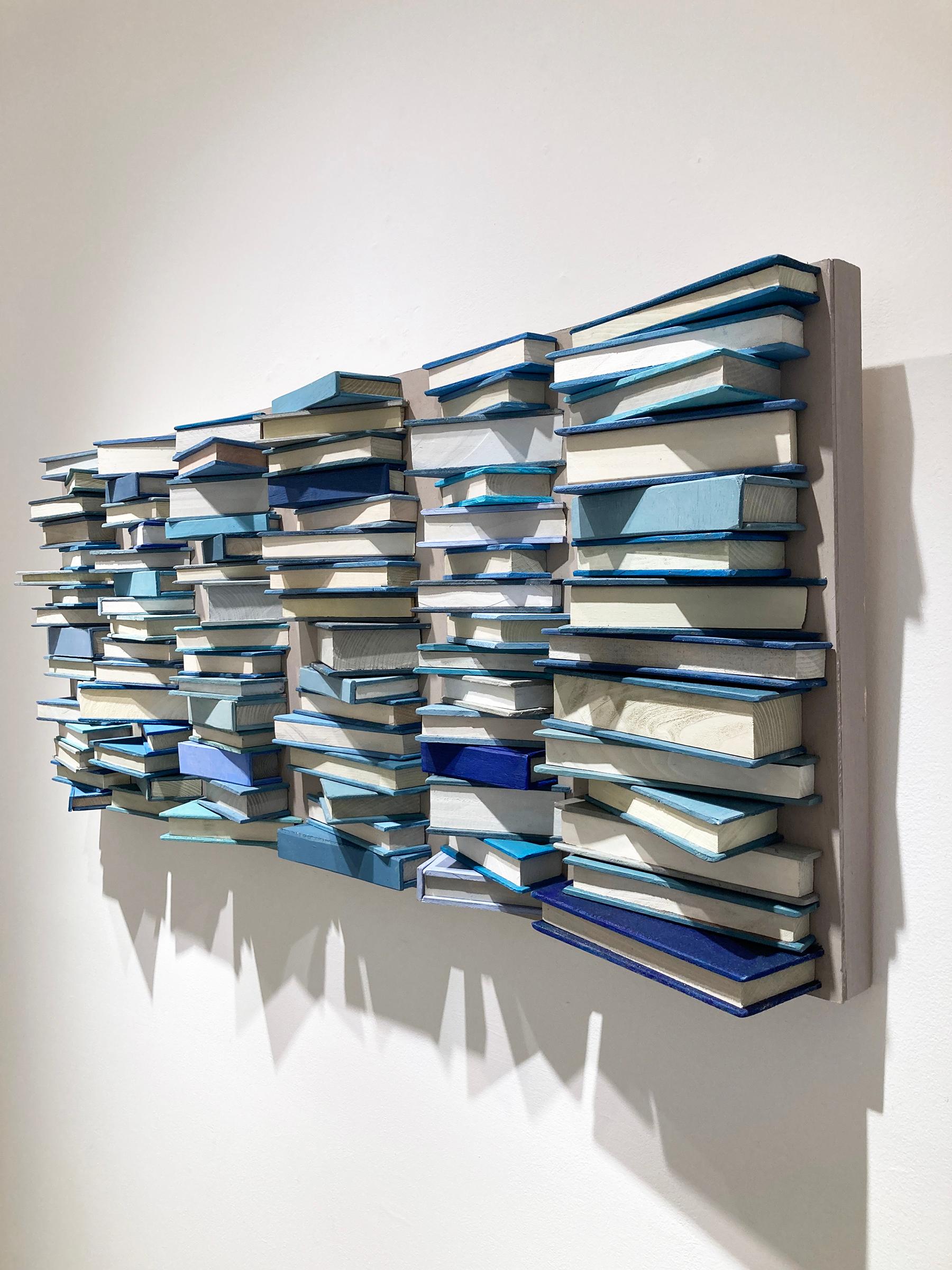 Blaue Bücher: Abstrakte geometrische 3D-Holz-Wandskulptur in Blau, Grau, Weiß – Painting von Stephen Walling
