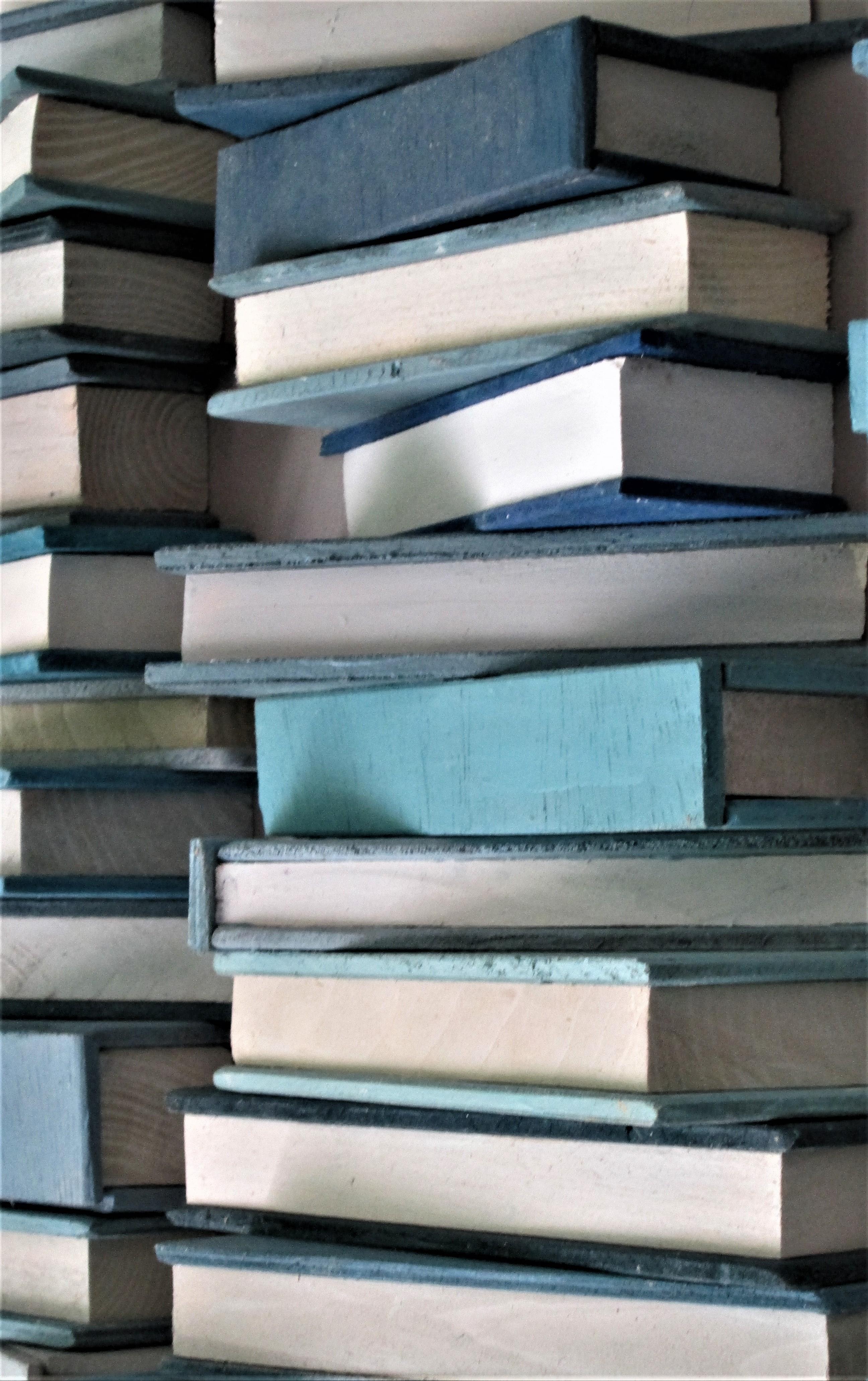 Abstrakte geometrische dreidimensionale Wandskulptur aus Holz, die gestapelten Büchern in Blau, Grau und Weiß ähnelt 
