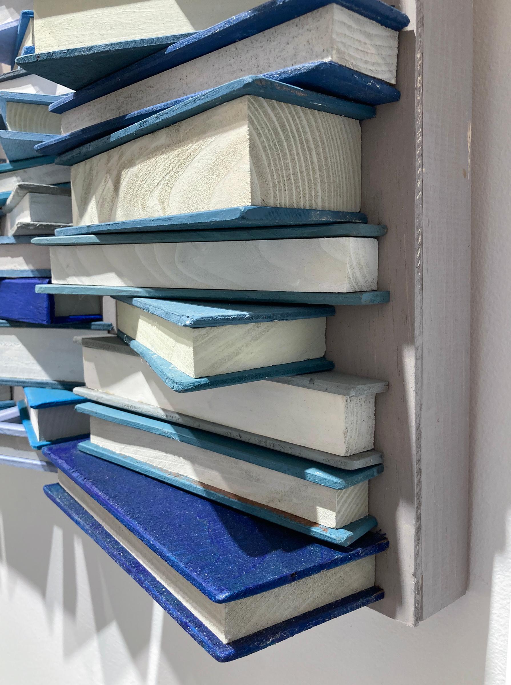 Blaue Bücher: Abstrakte geometrische 3D-Holz-Wandskulptur in Blau, Grau, Weiß im Angebot 2