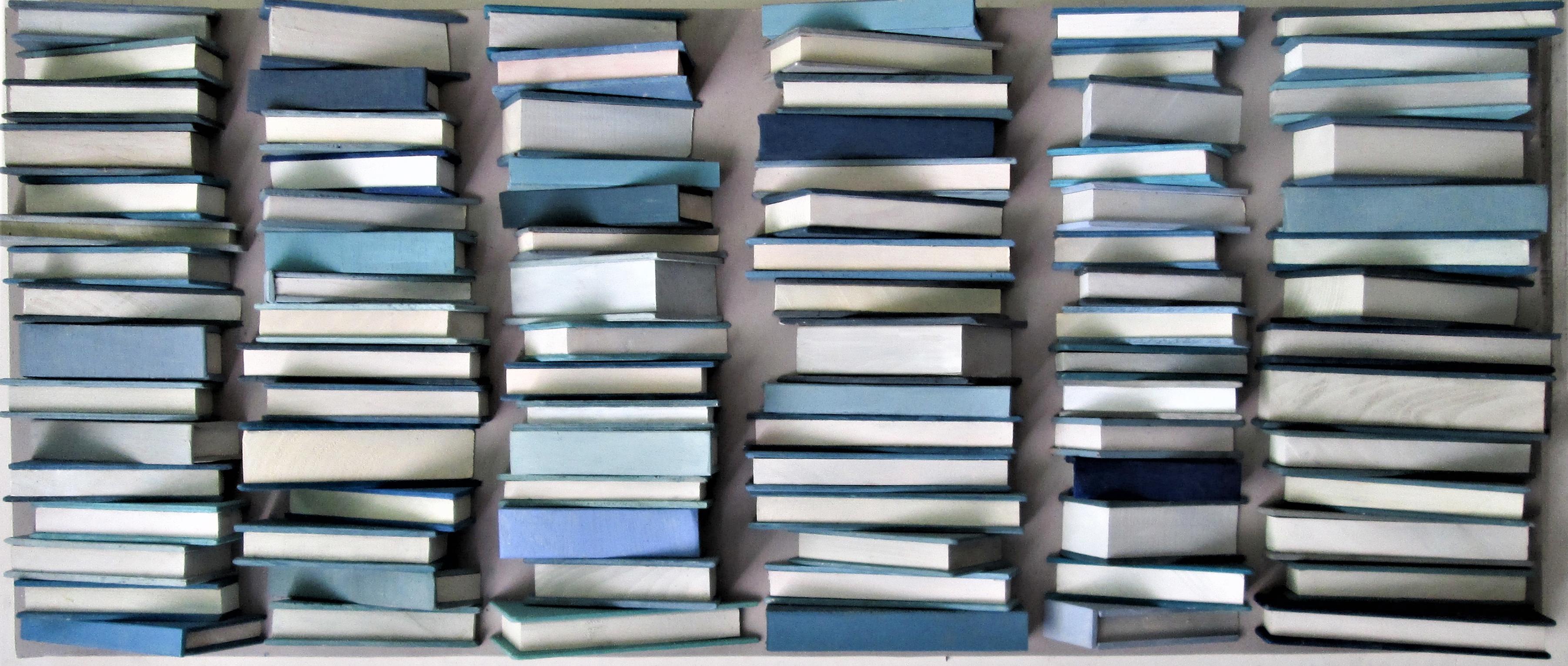 Blaue Bücher: Abstrakte geometrische 3D-Holz-Wandskulptur in Blau, Grau, Weiß