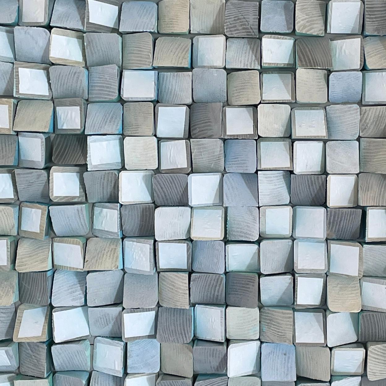 Glace (Abstrakte geometrische Wandskulptur aus bemaltem Holz in Hellblau, Weiß) im Angebot 1
