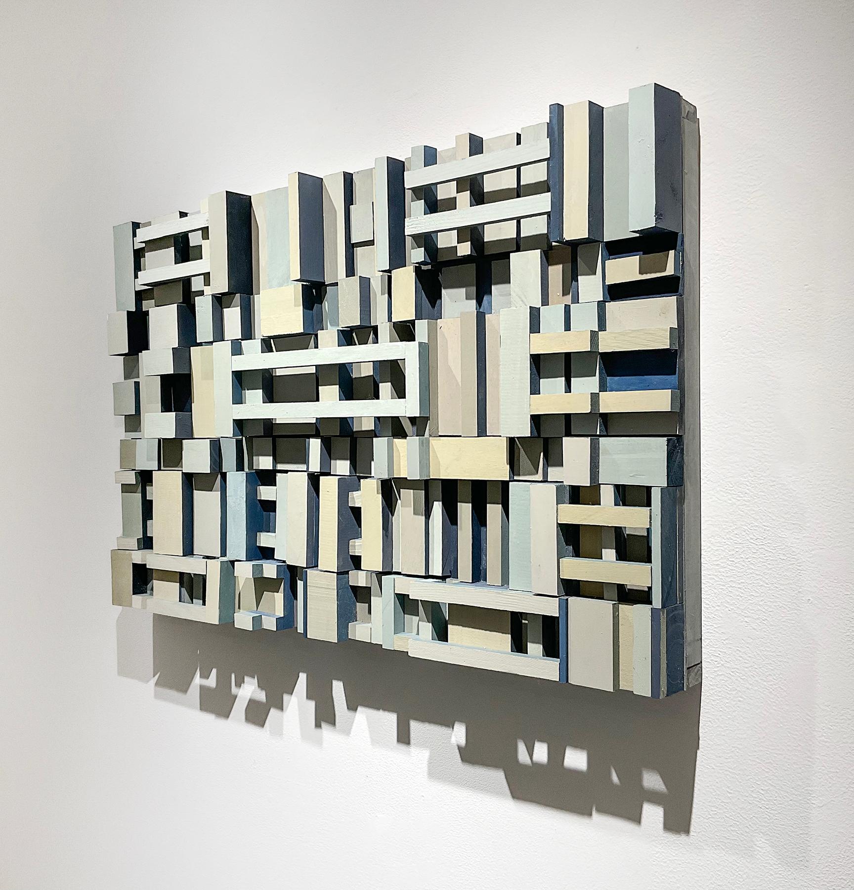 Abstrakte geometrische dreidimensionale Wandskulptur aus Holz in Hellgrau, Hellblau, Helltaupe und Beige mit Akzenten in Sturmblau  
