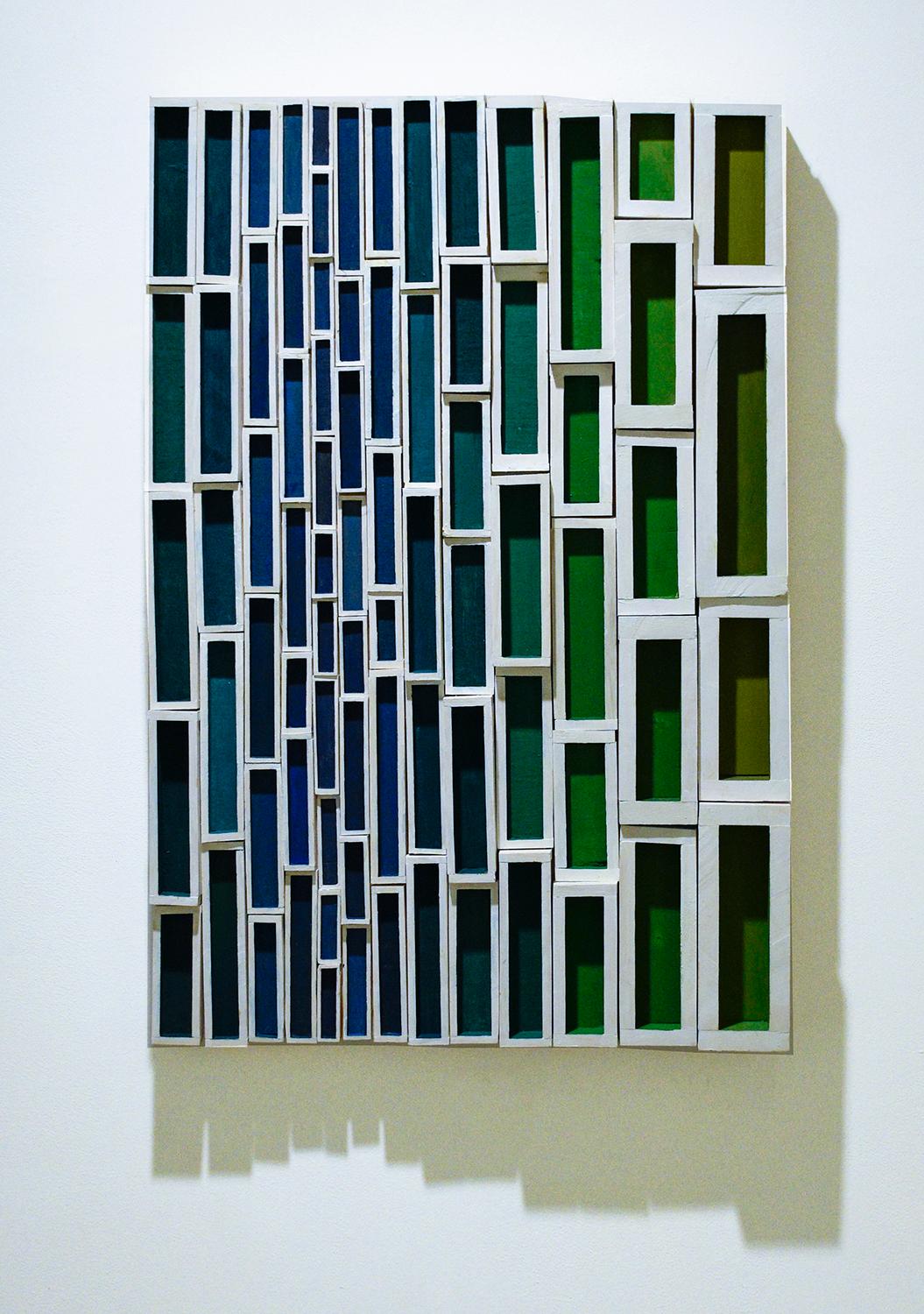 Peekin (scultura geometrica astratta colorata da parete in Wood nei colori blu, verde e bianco) - Painting di Stephen Walling
