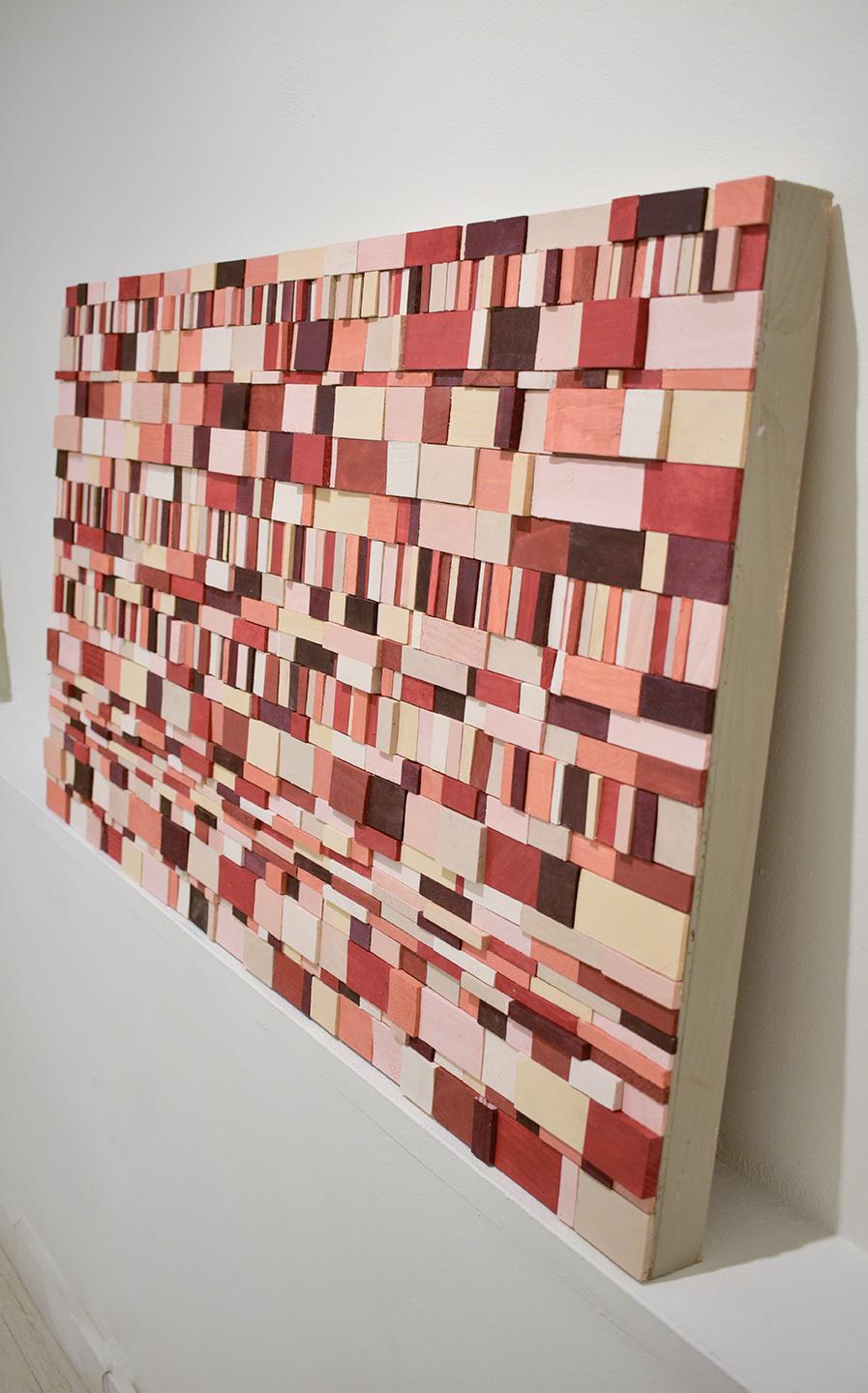 Piquant: Abstrakte geometrische 3D-Holz-Wandskulptur in Rot, Rosa, Pfirsich, Maroon – Sculpture von Stephen Walling