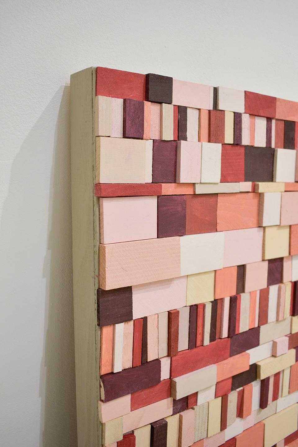 Piquant: Abstrakte geometrische 3D-Holz-Wandskulptur in Rot, Rosa, Pfirsich, Maroon (Geometrische Abstraktion), Sculpture, von Stephen Walling