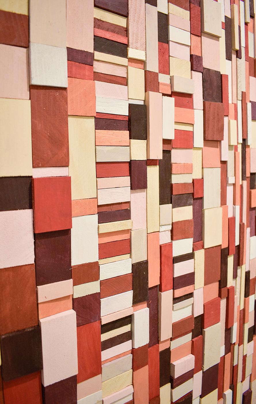 Piquant: Abstrakte geometrische 3D-Holz-Wandskulptur in Rot, Rosa, Pfirsich, Maroon (Braun), Abstract Sculpture, von Stephen Walling