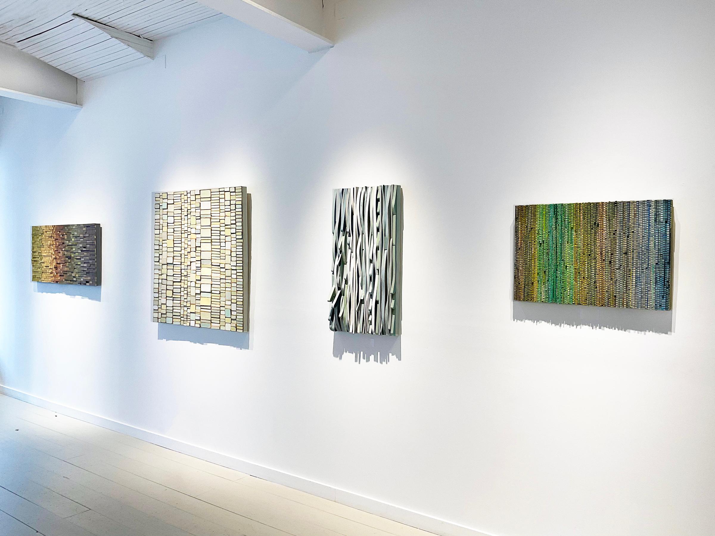 Abstrakte, minimalistische dreidimensionale Wandskulptur aus Holz in einer blassen Palette von Blau, Grau und Salbei
