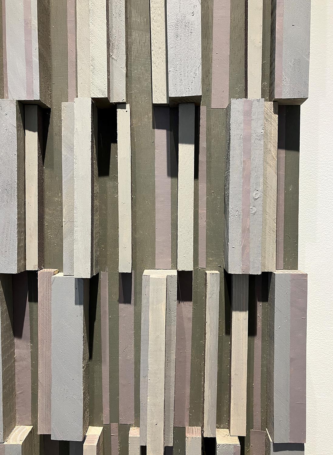 Stelae (scultura geometrica astratta da parete in Wood in grigio e taupe scuro) - Mixed Media Art Astratto di Stephen Walling