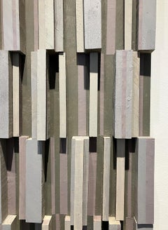 Stelae (scultura geometrica astratta da parete in Wood in grigio e taupe scuro)