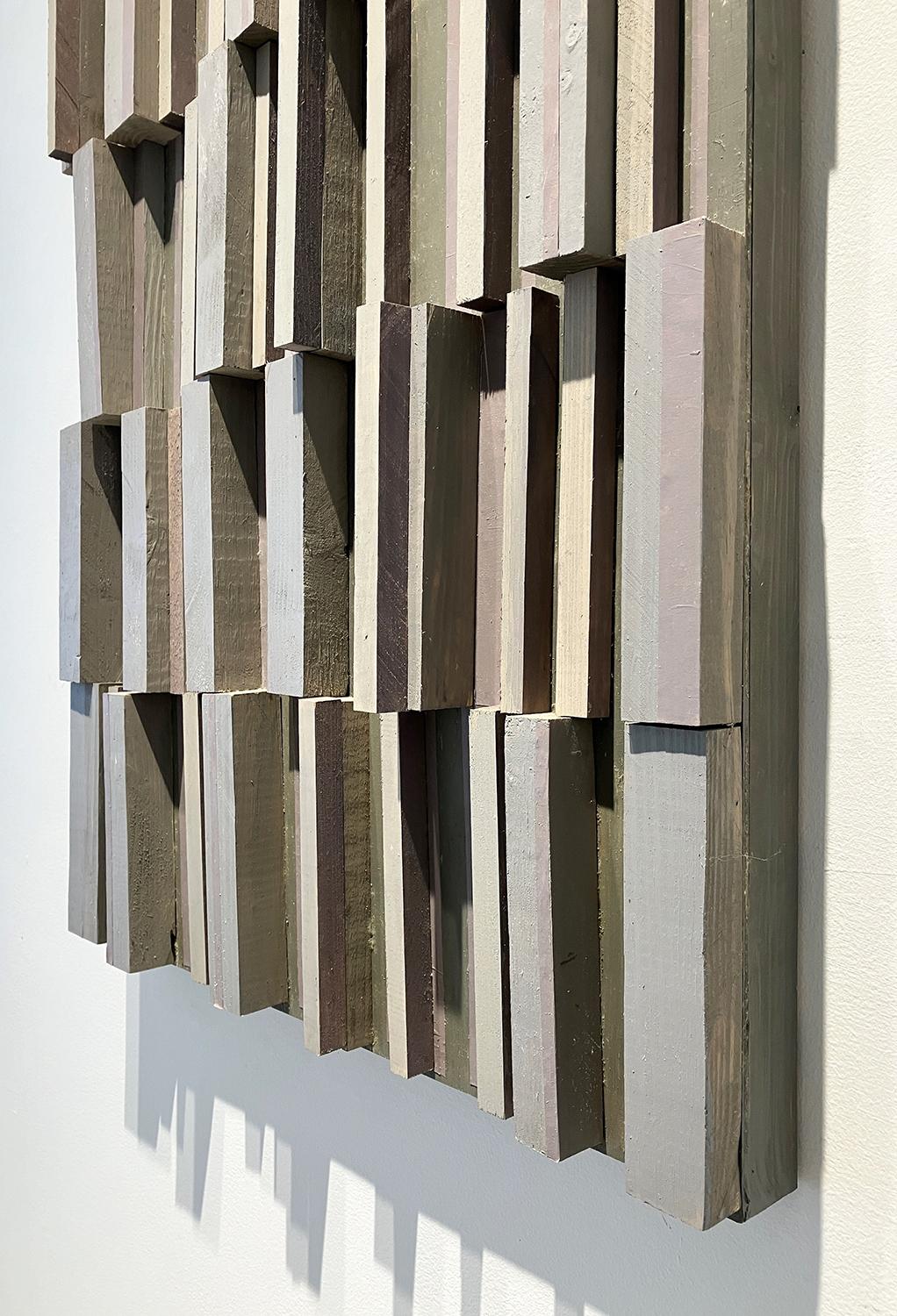 Scultura geometrica astratta e minimalista tridimensionale da parete in legno grigio e taupe scuro con collage di carta
