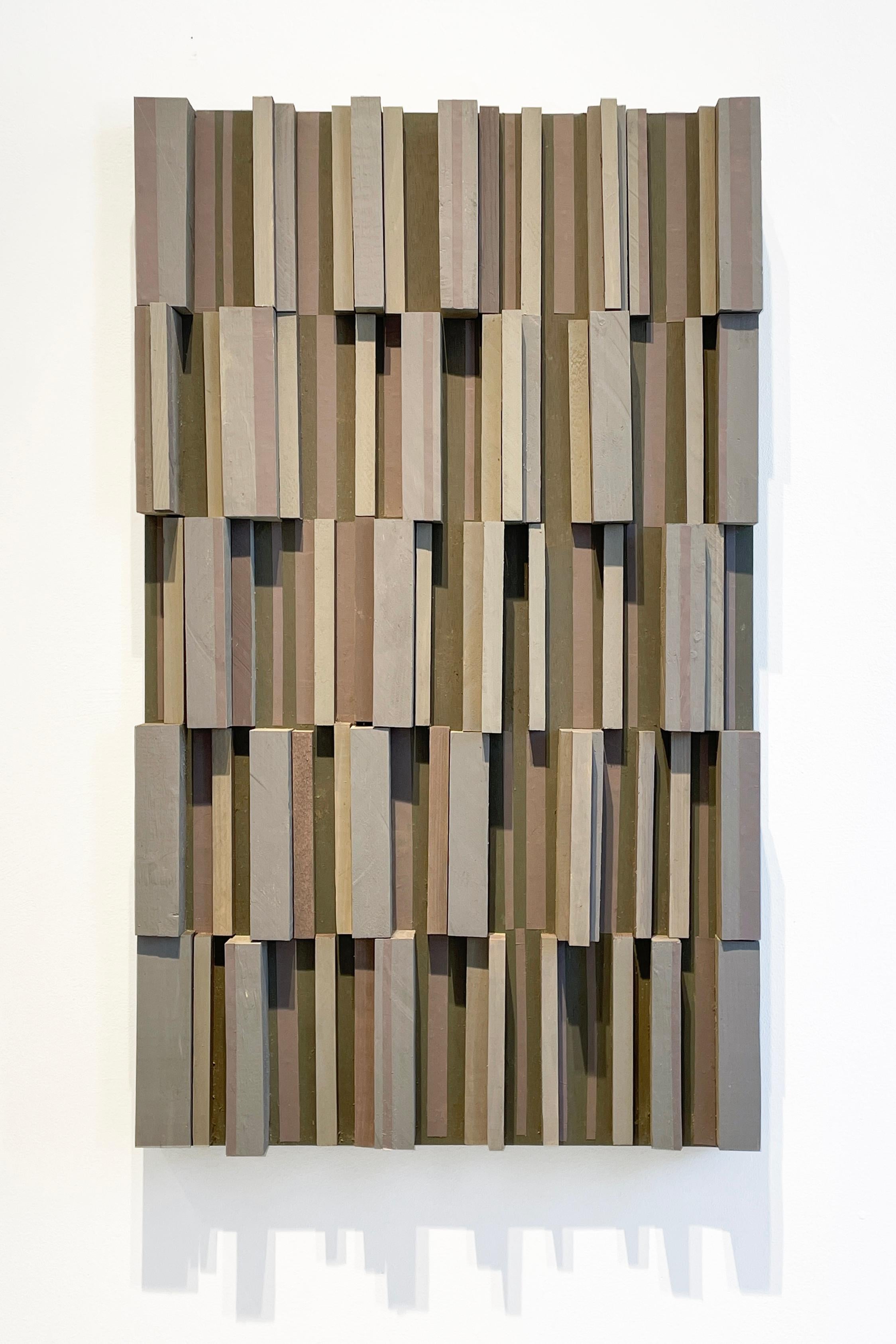 Stelae (scultura geometrica astratta da parete in Wood in grigio e taupe scuro) in vendita 1