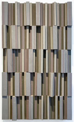 Stelae (Abstrakte geometrische Wandskulptur aus Holz in Grau und dunklem Taupe)