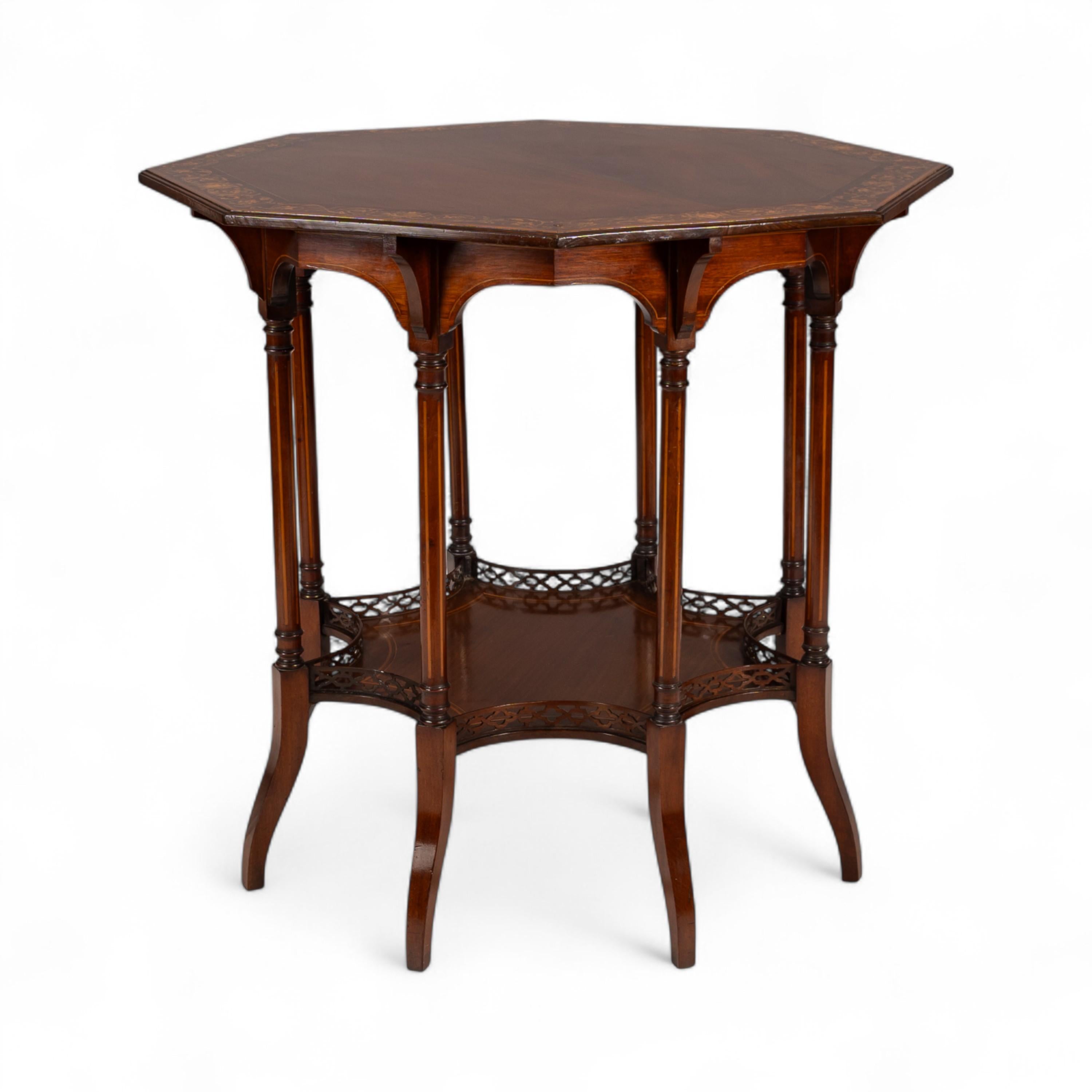 Stephens Webb, fatto da Collinson & Lock. Tavolo da centro ottagonale dell'Aesthetic Movement con intarsio floreale sul piano e grembiuli sagomati sotto, con otto montanti torniti che uniscono una barella a forma di ragno con una galleria rialzata,