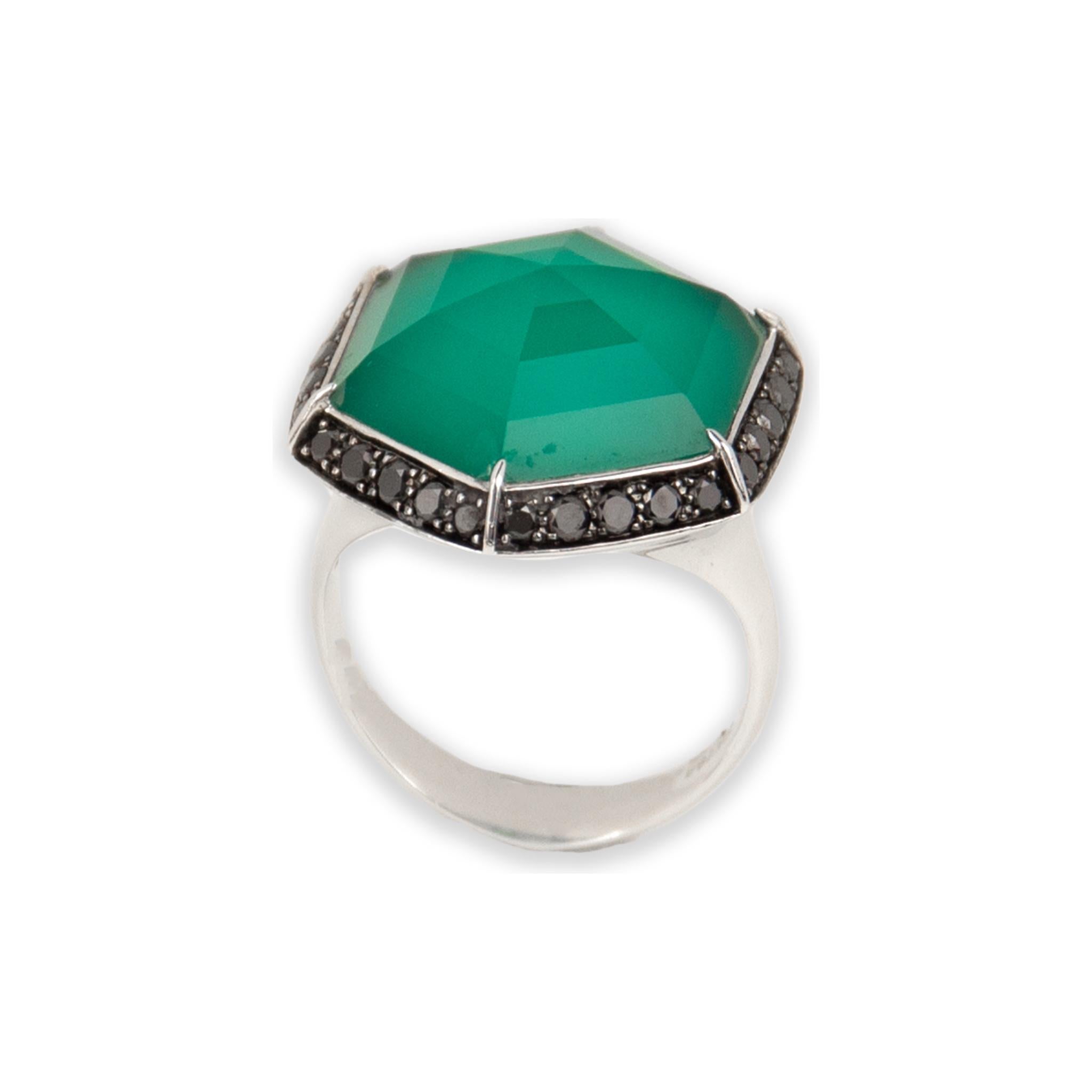 Moderne Stephen Webster, bague en or blanc 18 carats, diamants noirs et quartz vert en vente