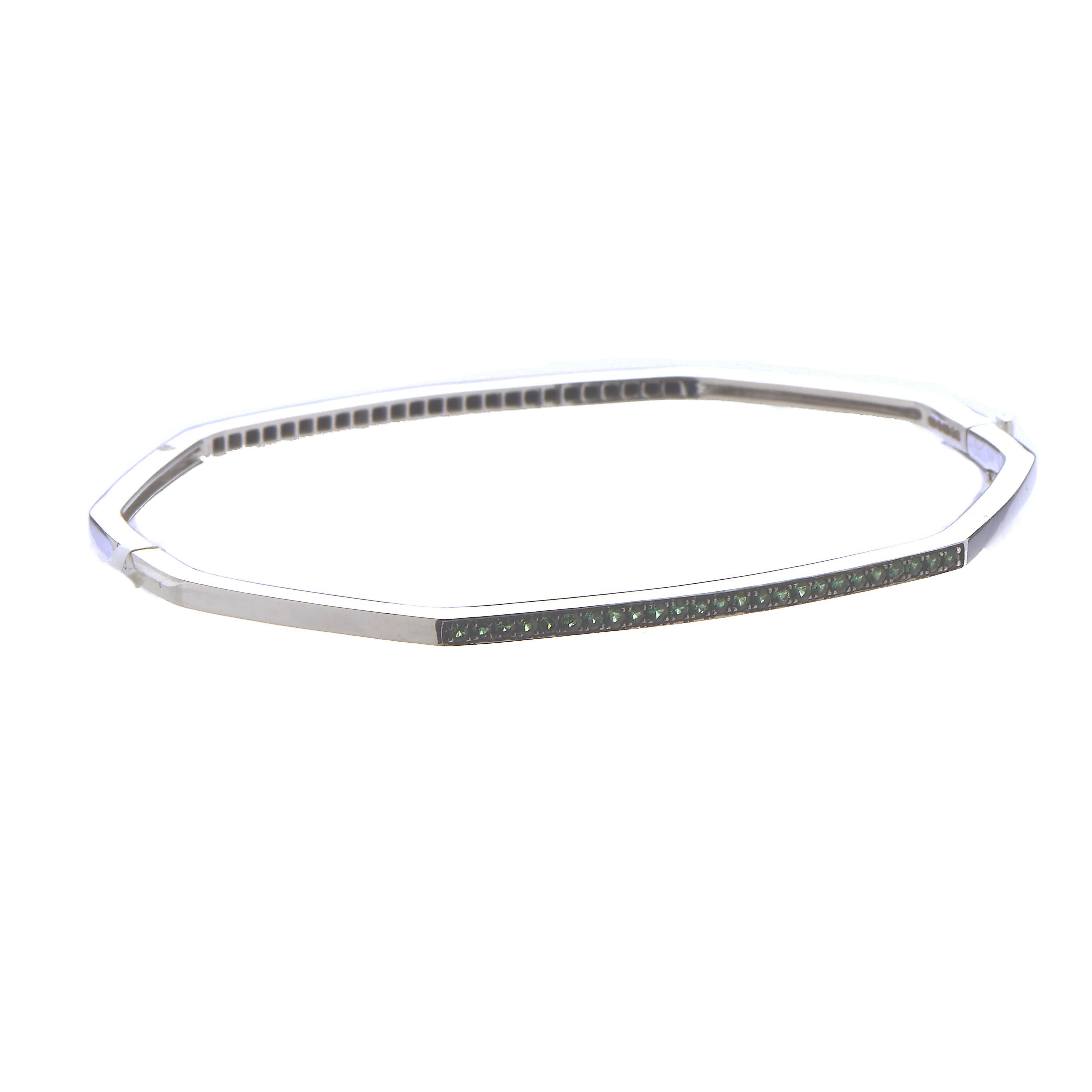 Exuding remarkable elegance and sophisticated simplicity as instantly recognizable traits of the Deco collection, this outstanding bangle from Stephen Webster is made of prestigious 18K white gold and lined with a tasteful blend of black diamonds