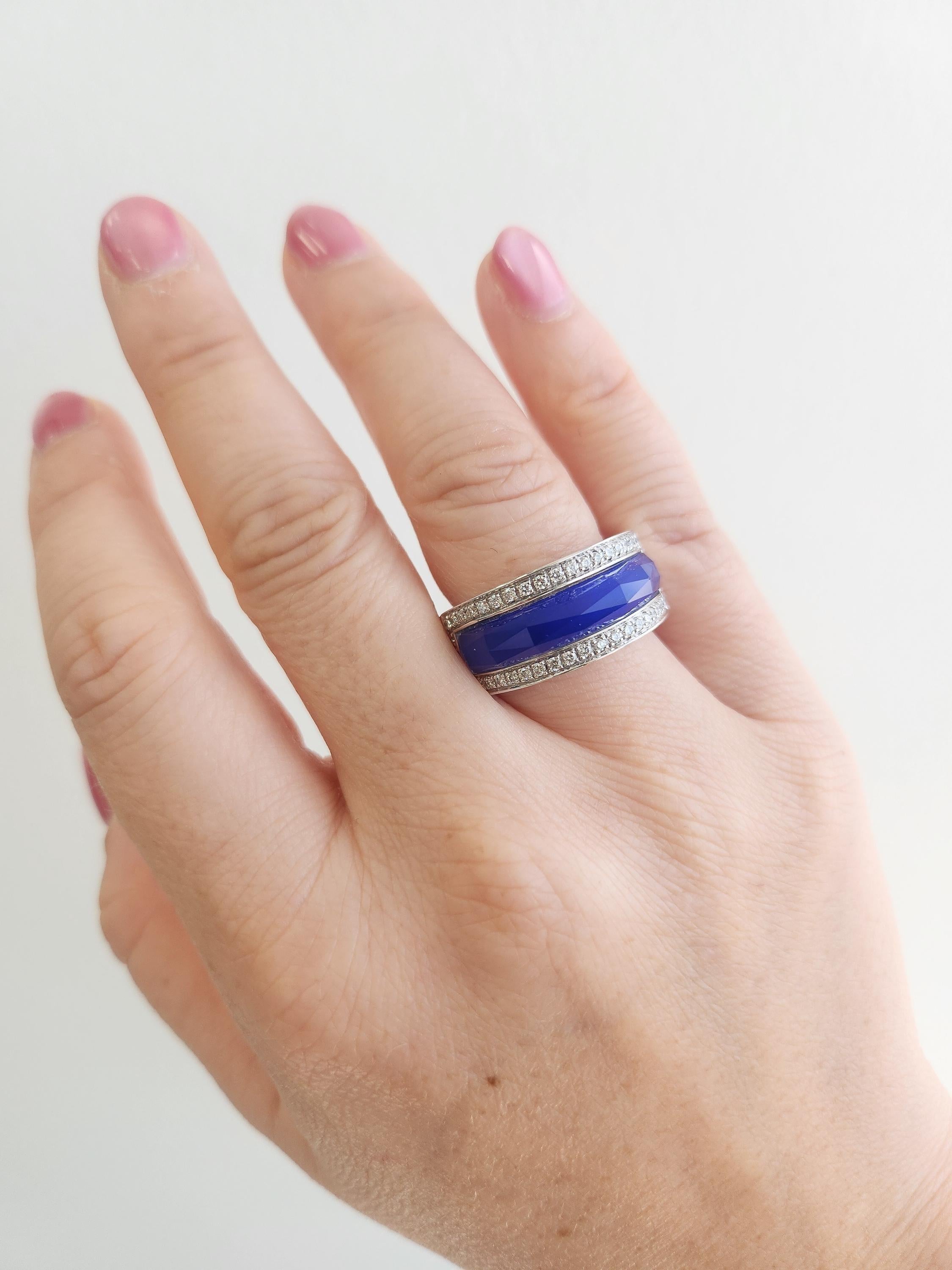 Dies ist ein außergewöhnlicher Stephen Webster Ring mit einem lebhaften, facettierten blauen Kristallstein, der von funkelnden weißen Diamanten akzentuiert wird. Webster ist bekannt für seine kantigen, skulpturalen Entwürfe und liefert ein