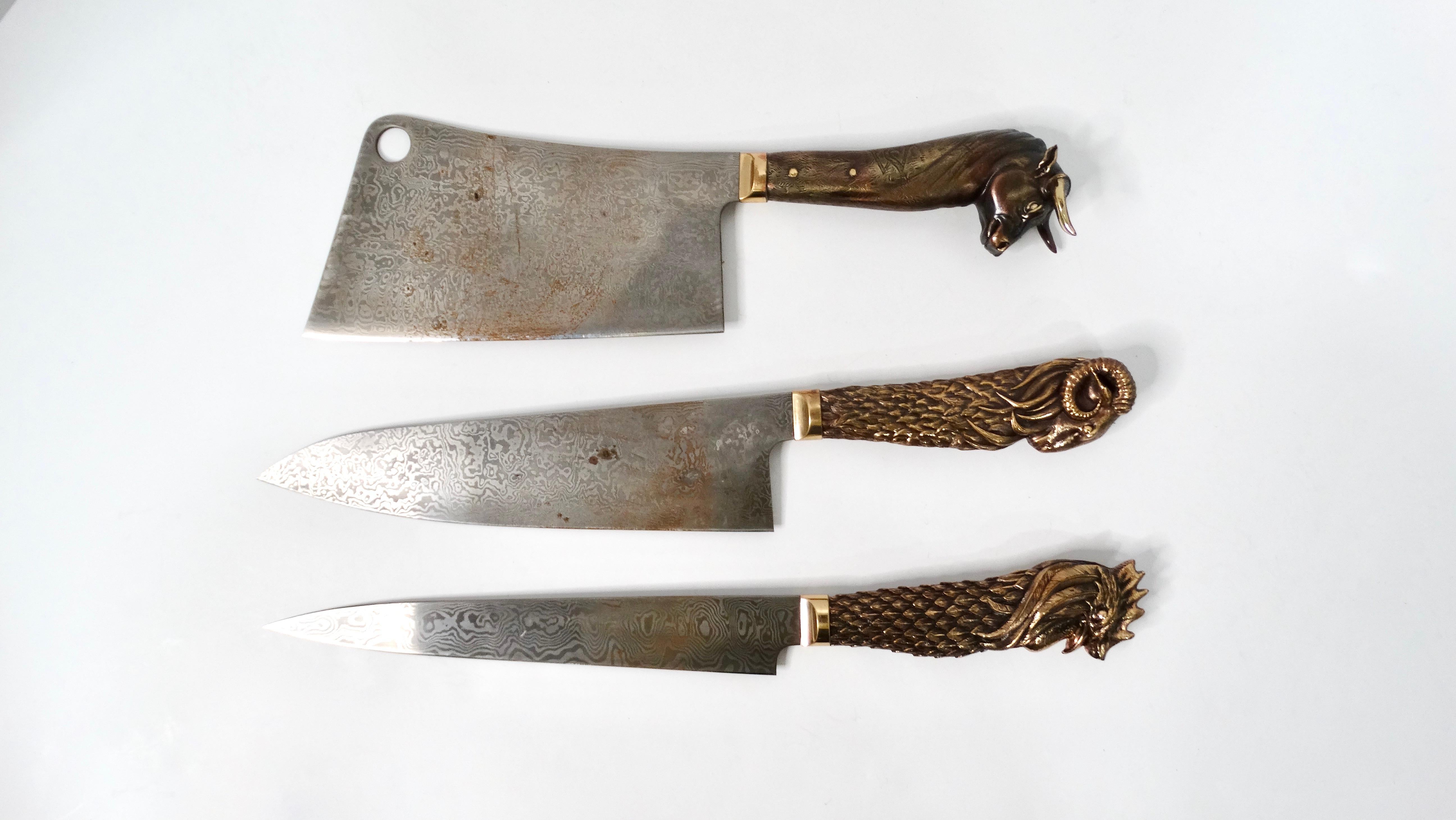 I coltelli da chef We the Beast di Stephen Webster con manici in bronzo e lame in acciaio di Damasco rappresentano una squisita fusione di arte e funzionalità, pensata per gli appassionati di cucina più esigenti. Questa prima edizione limitata,