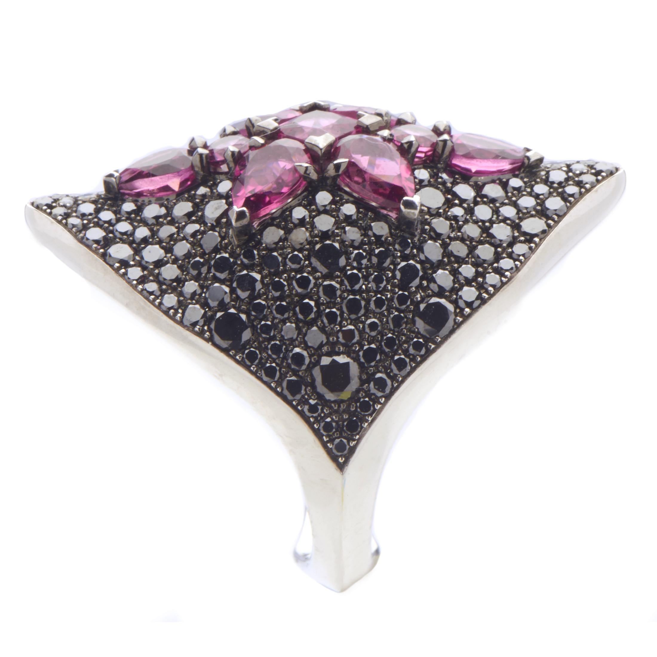Stephen Webster Belle Époque 18 Karat Gold Black Diamond and Rubellite Ring In New Condition In Southampton, PA