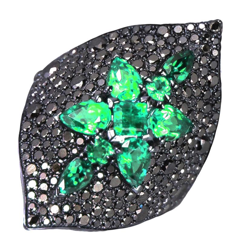 18ct white Gold Belle Epoque Armadillo Ring with multi-facetted Emeralds (2.23ct) and black Diamond pavé (2.74ct).

Available in US ring size 7.

Built on a foundation of 40 years of technical excellence, where Webster began his apprenticeship at