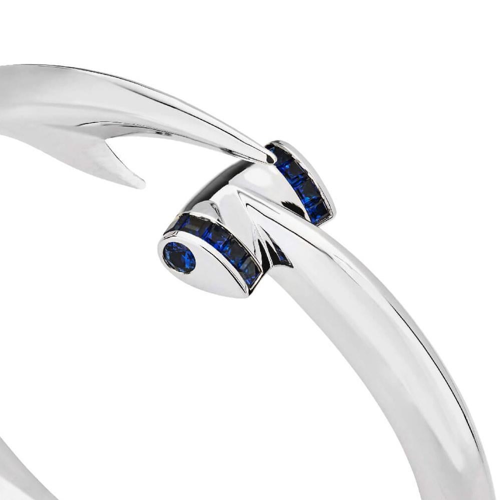 Contemporary Stephen Webster Blue Sapphire and 18 Carat White Gold Hammerhead Bangle For Sale