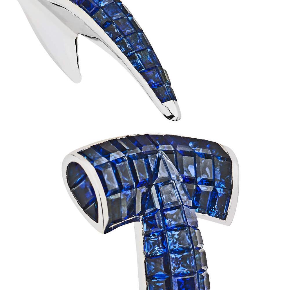 Contemporary Stephen Webster Blue Sapphire (15.10ct) and 18ct White Gold Hammerhead Bangle For Sale