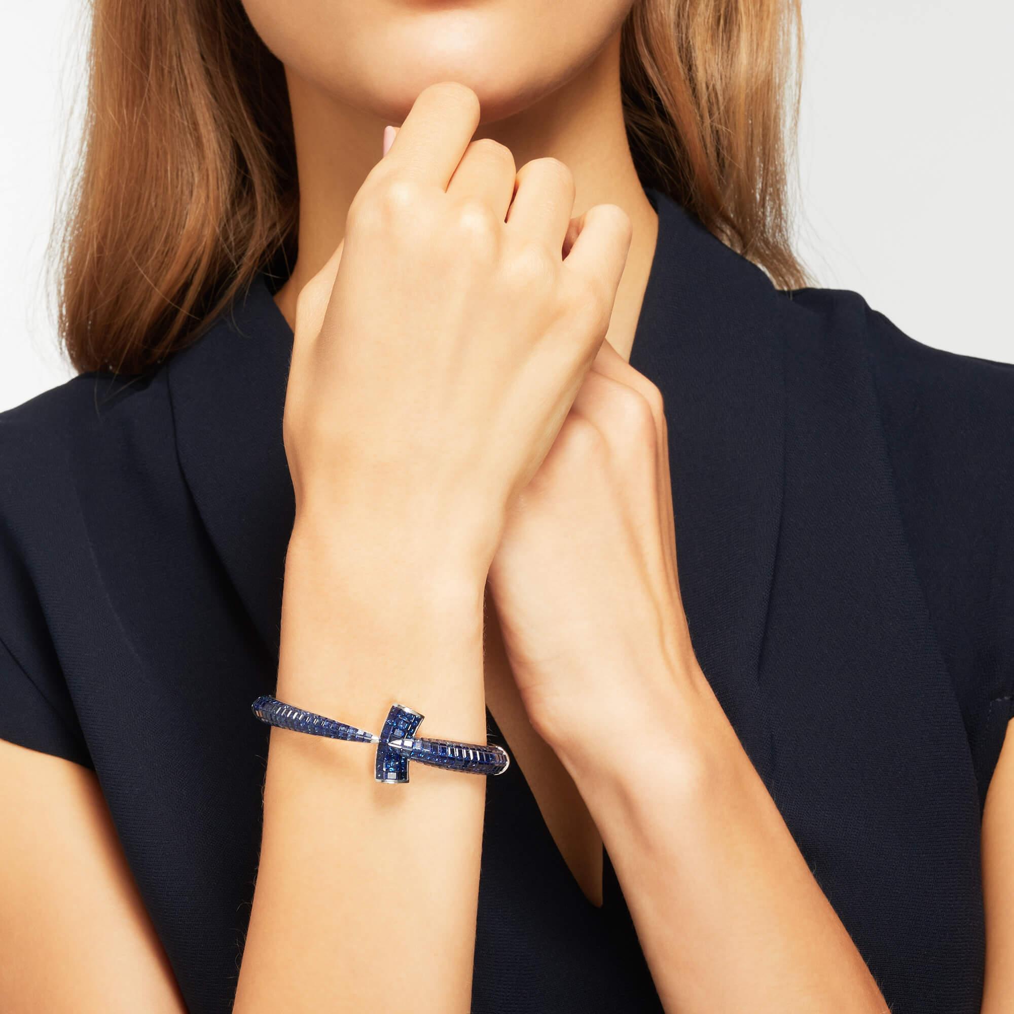 Square Cut Stephen Webster Blue Sapphire (15.10ct) and 18ct White Gold Hammerhead Bangle For Sale